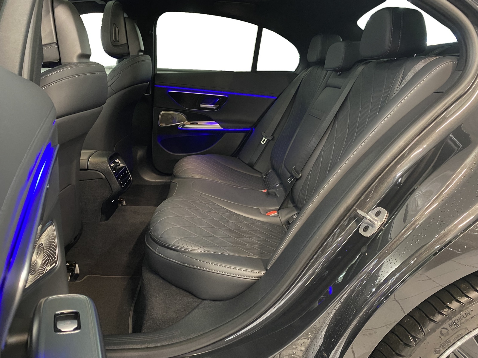 MERCEDES-BENZ E 400 e AMG Line 4MATIC-image-7