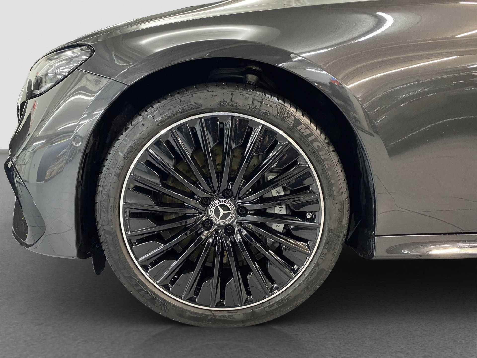 MERCEDES-BENZ E 400 e AMG Line 4MATIC-image-5