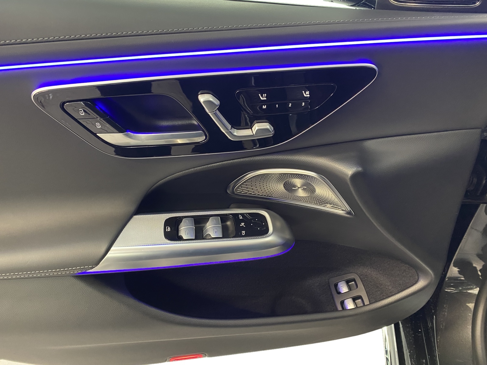 MERCEDES-BENZ E 400 e AMG Line 4MATIC-image-9