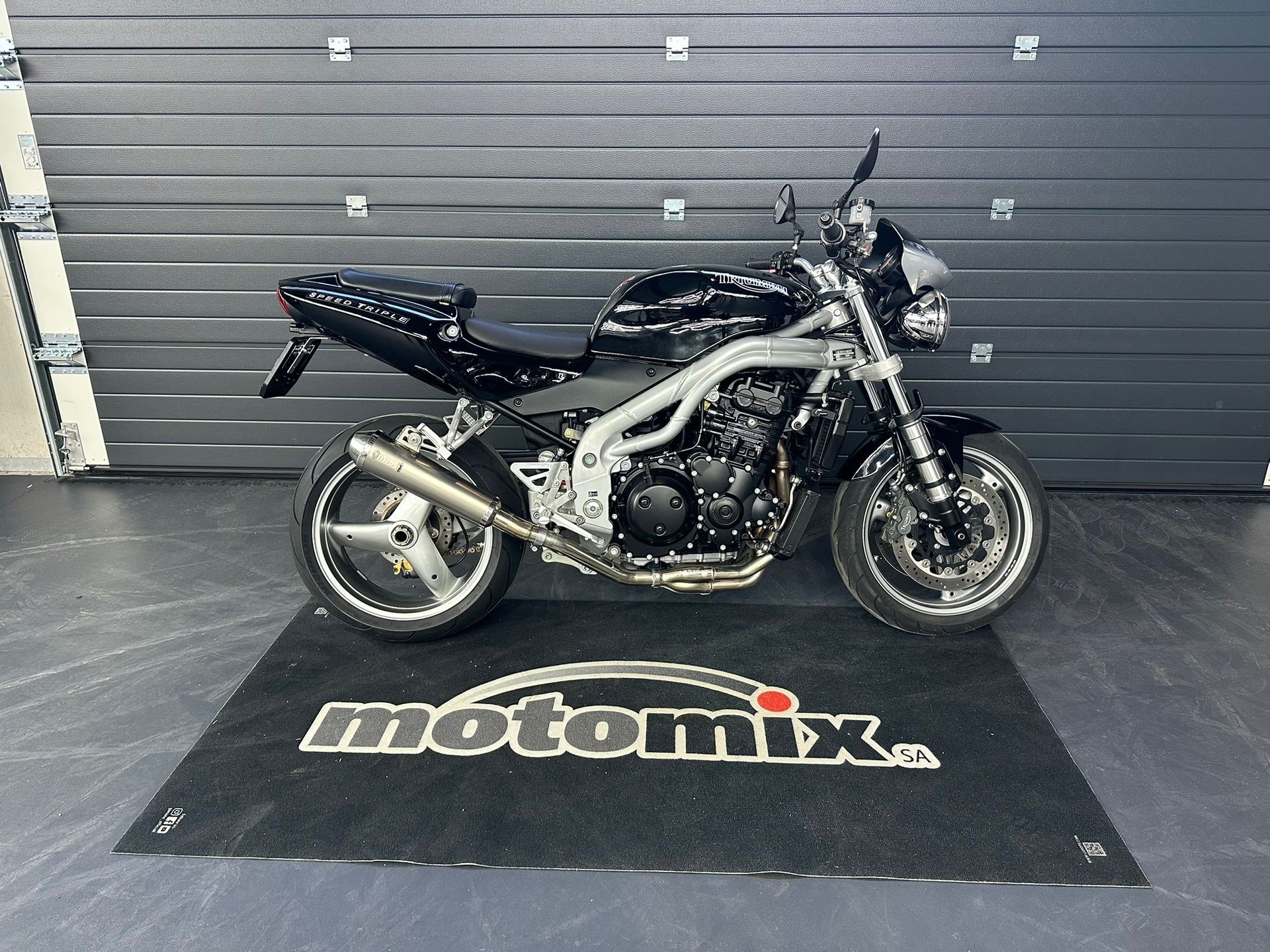 TRIUMPH Speed Triple 955i-showroom-element-2