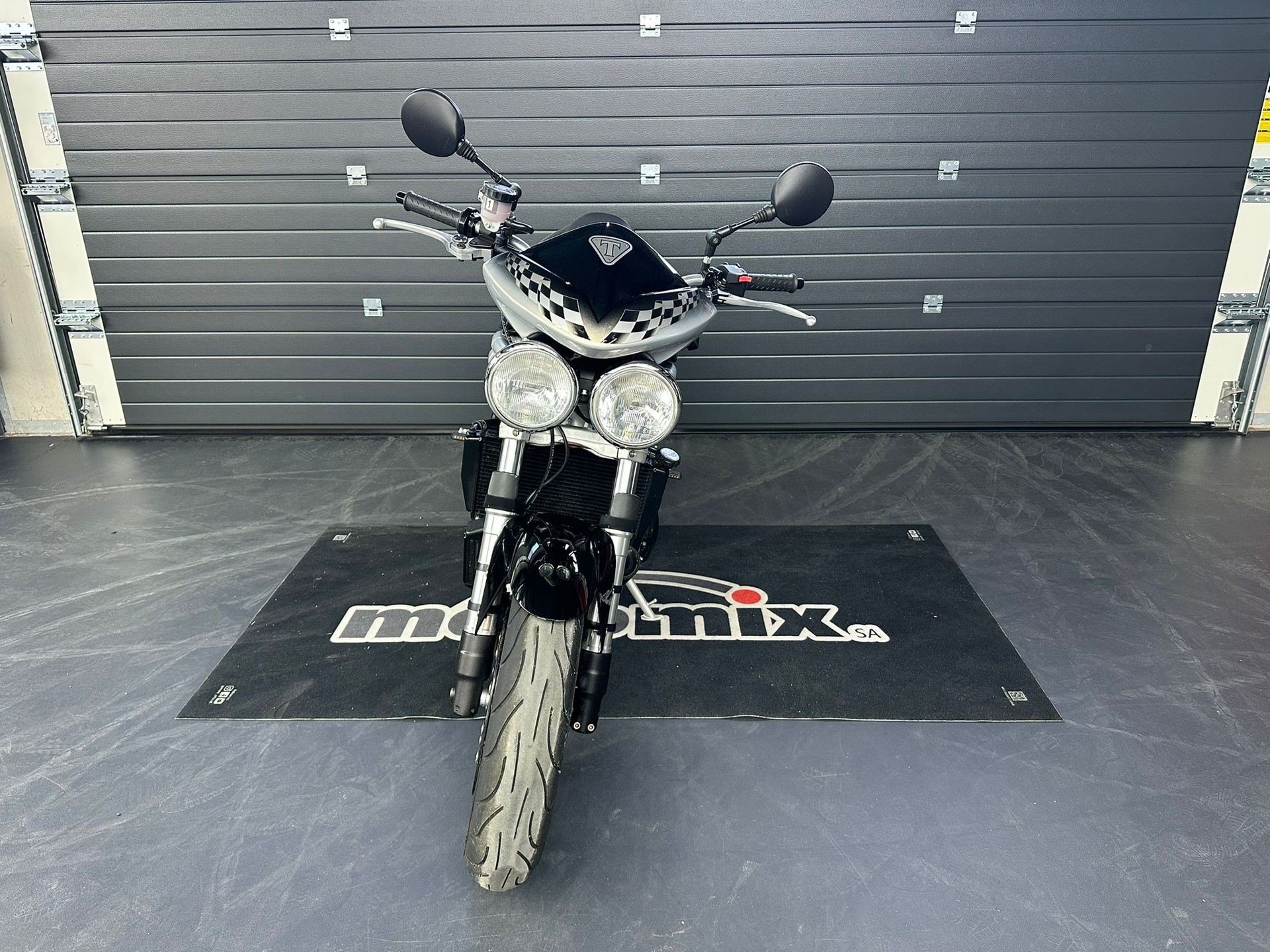 TRIUMPH Speed Triple 955i-showroom-element-1
