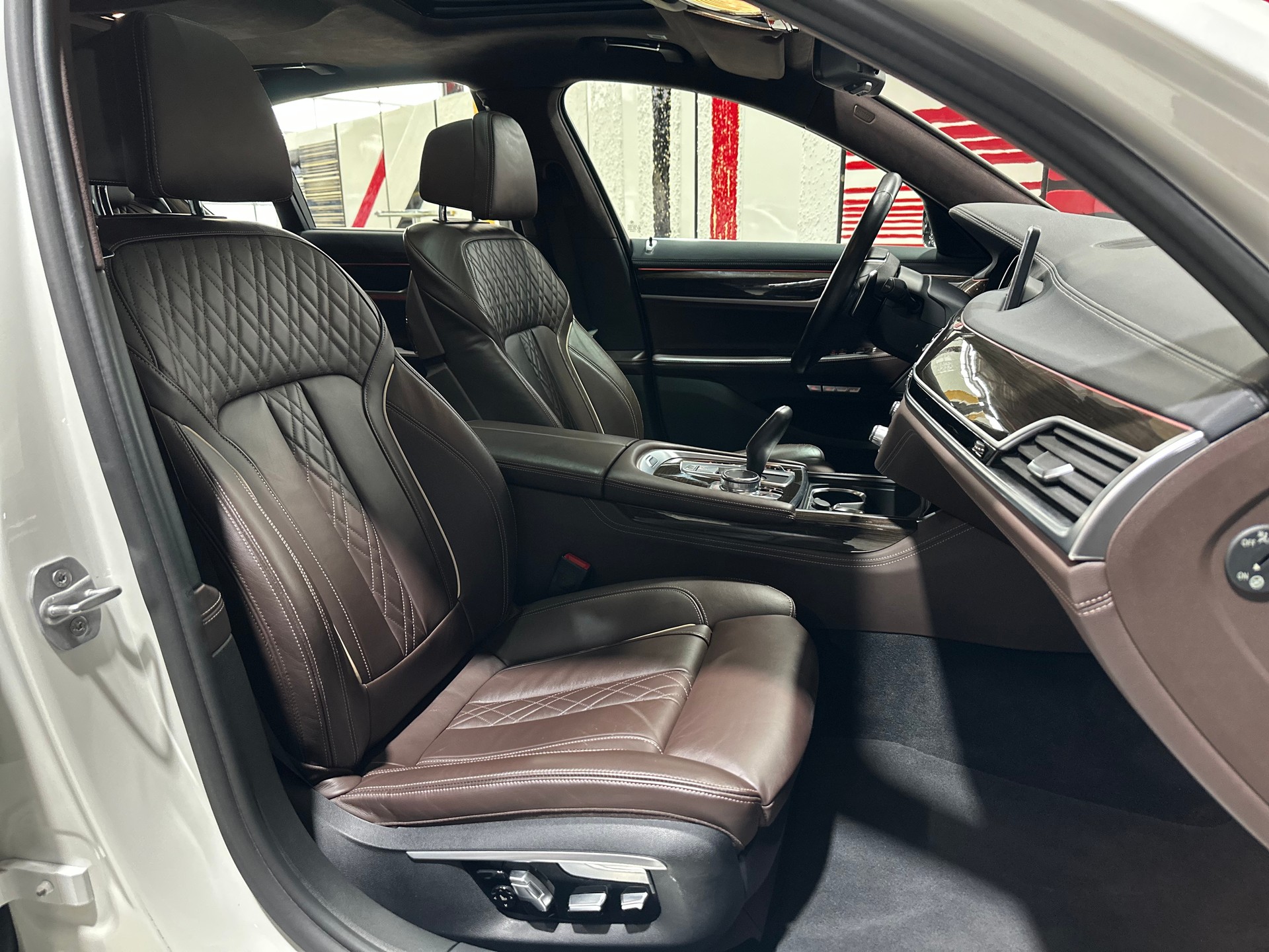 BMW 750i xDrive Steptronic-image-12