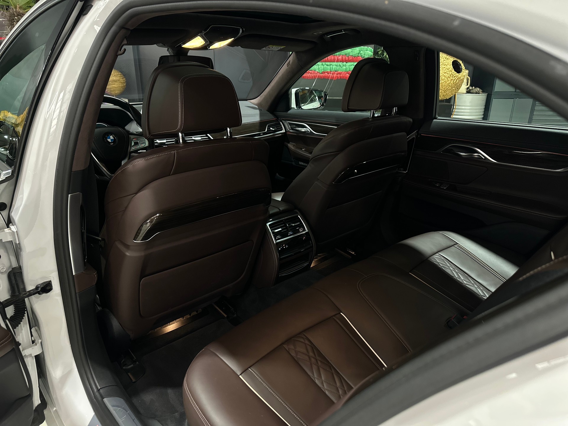 BMW 750i xDrive Steptronic-image-15