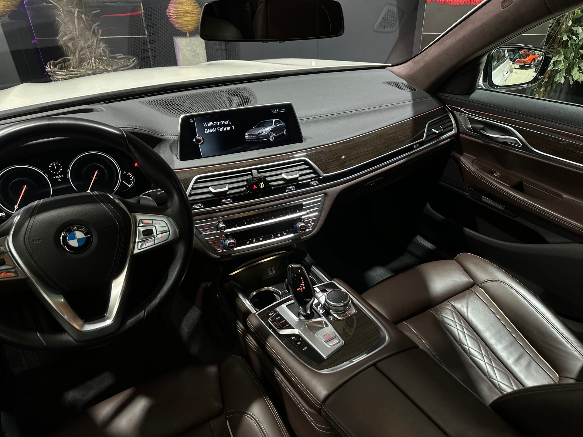 BMW 750i xDrive Steptronic-image-21