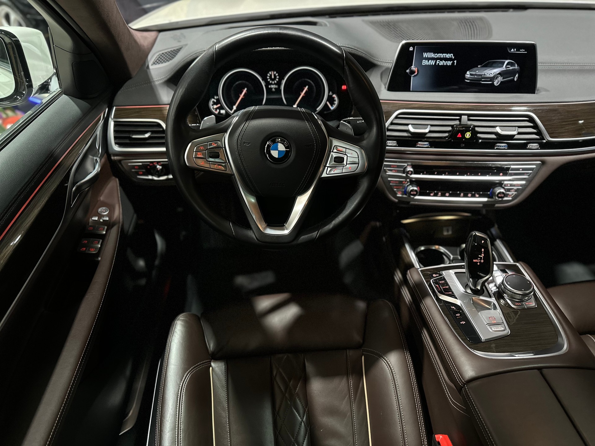 BMW 750i xDrive Steptronic-image-19