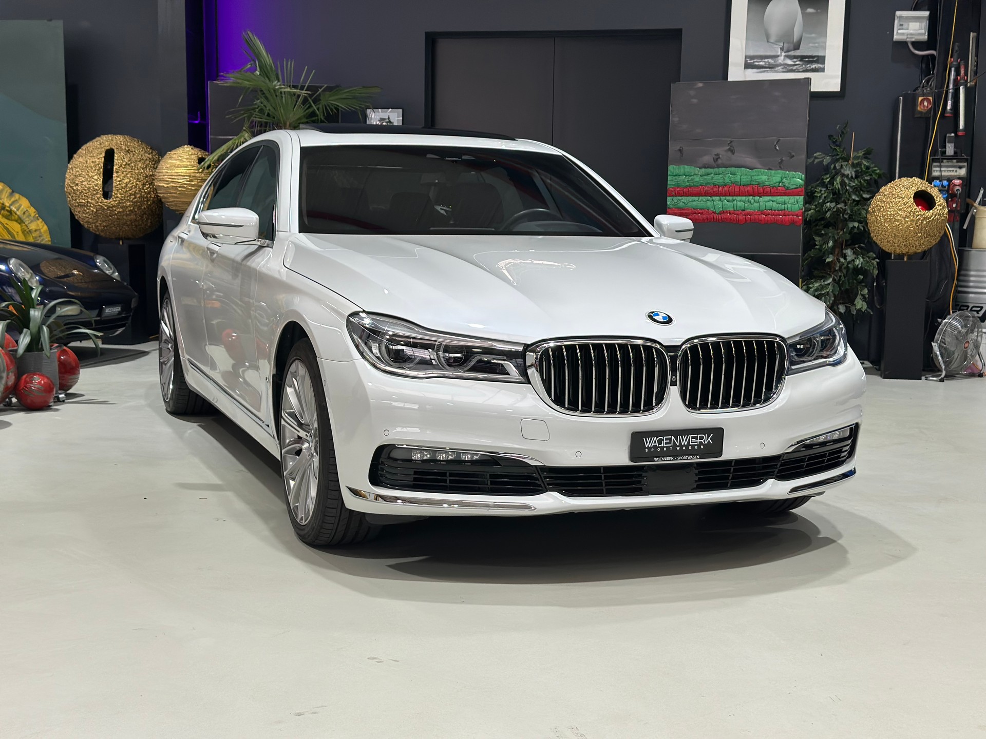 BMW 750i xDrive Steptronic-showroom-element-1