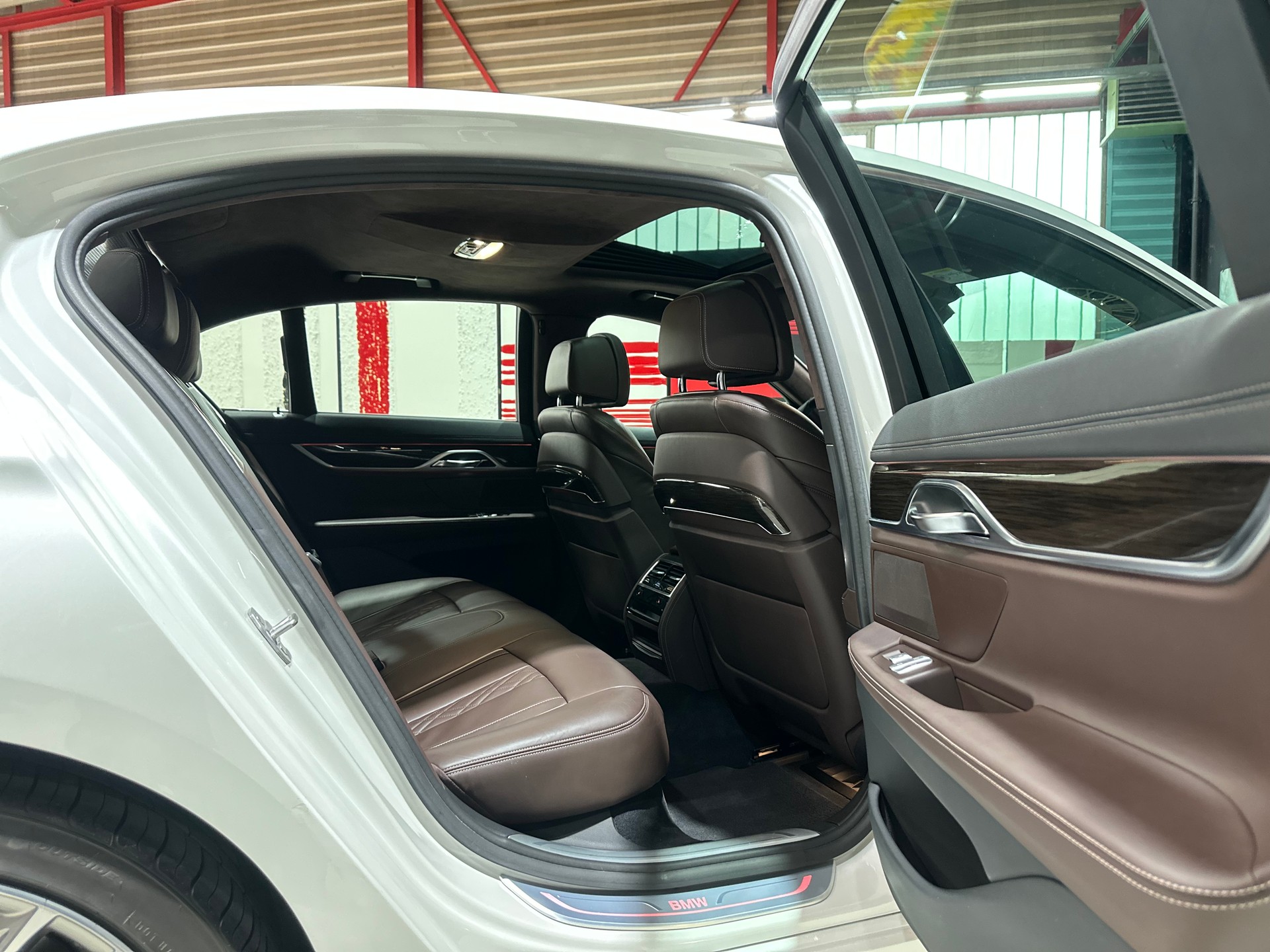 BMW 750i xDrive Steptronic-image-14