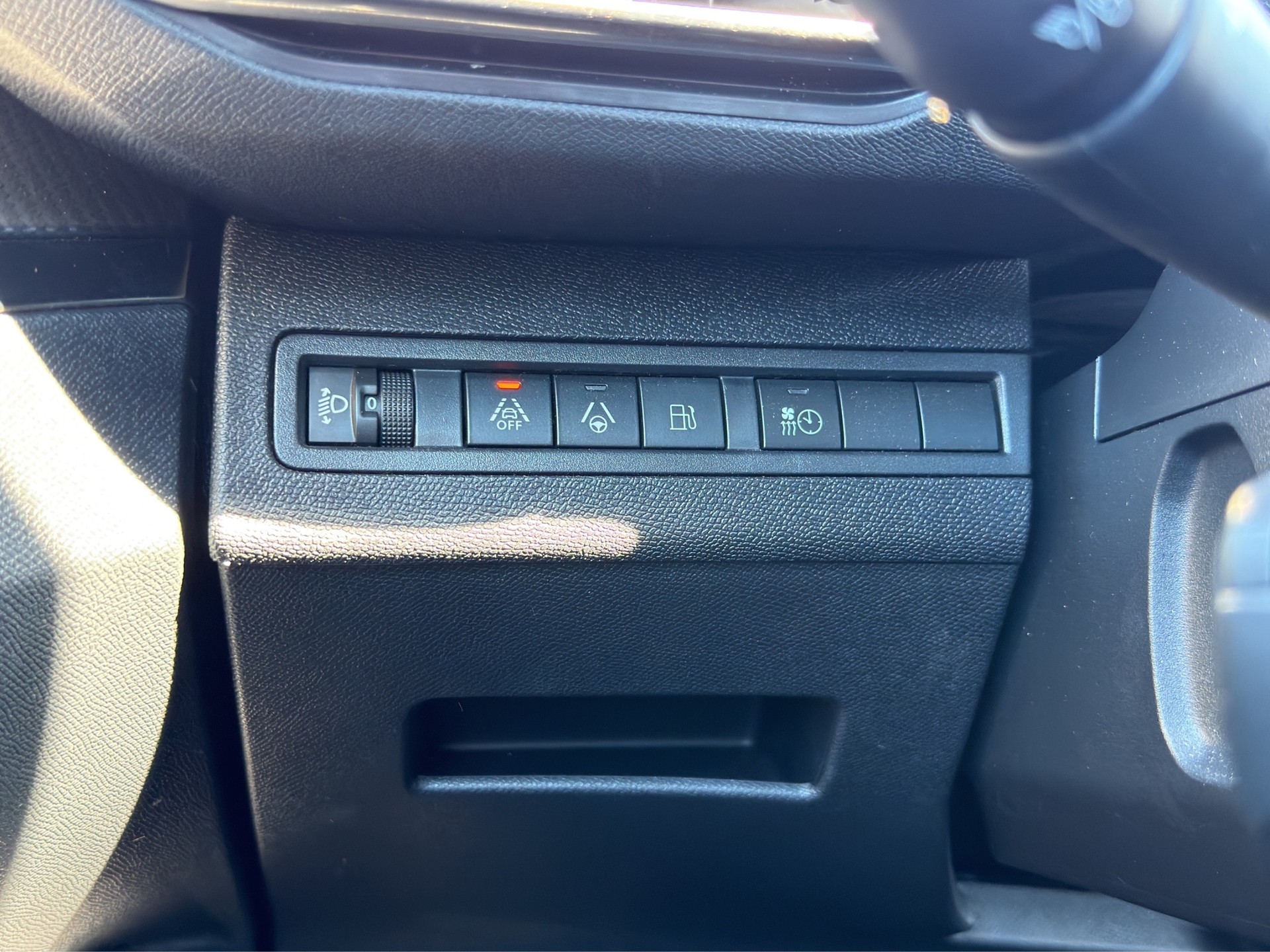 PEUGEOT 3008 1.6 Plug-in Hybrid Allure-image-37