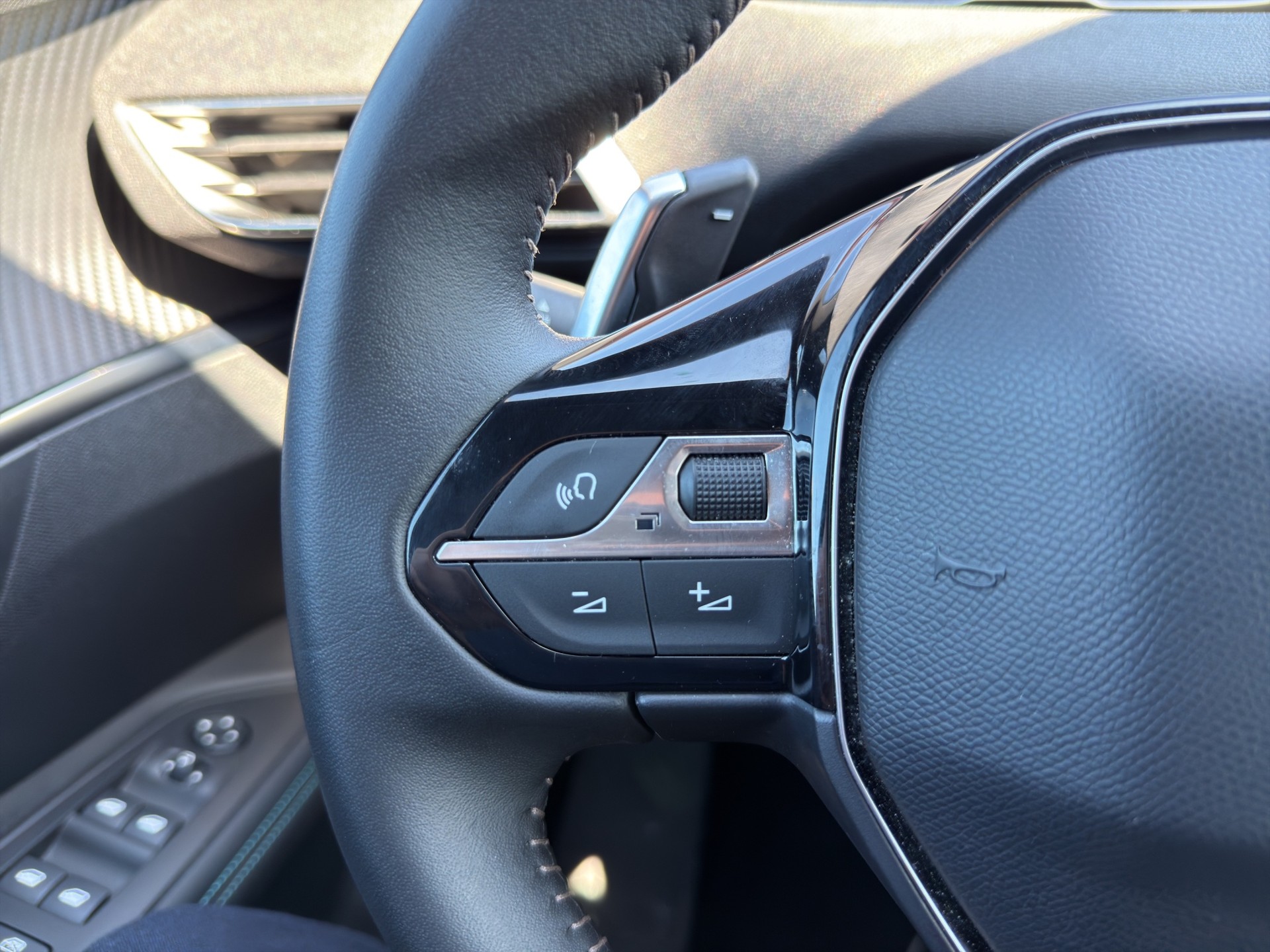 PEUGEOT 3008 1.6 Plug-in Hybrid Allure-image-38