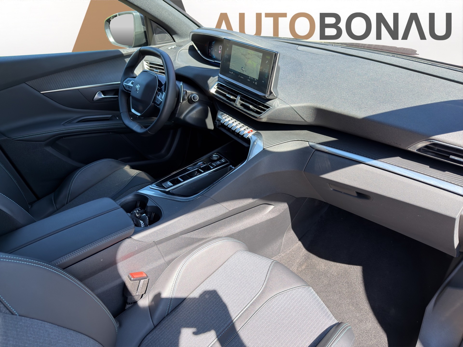PEUGEOT 3008 1.6 Plug-in Hybrid Allure-image-12