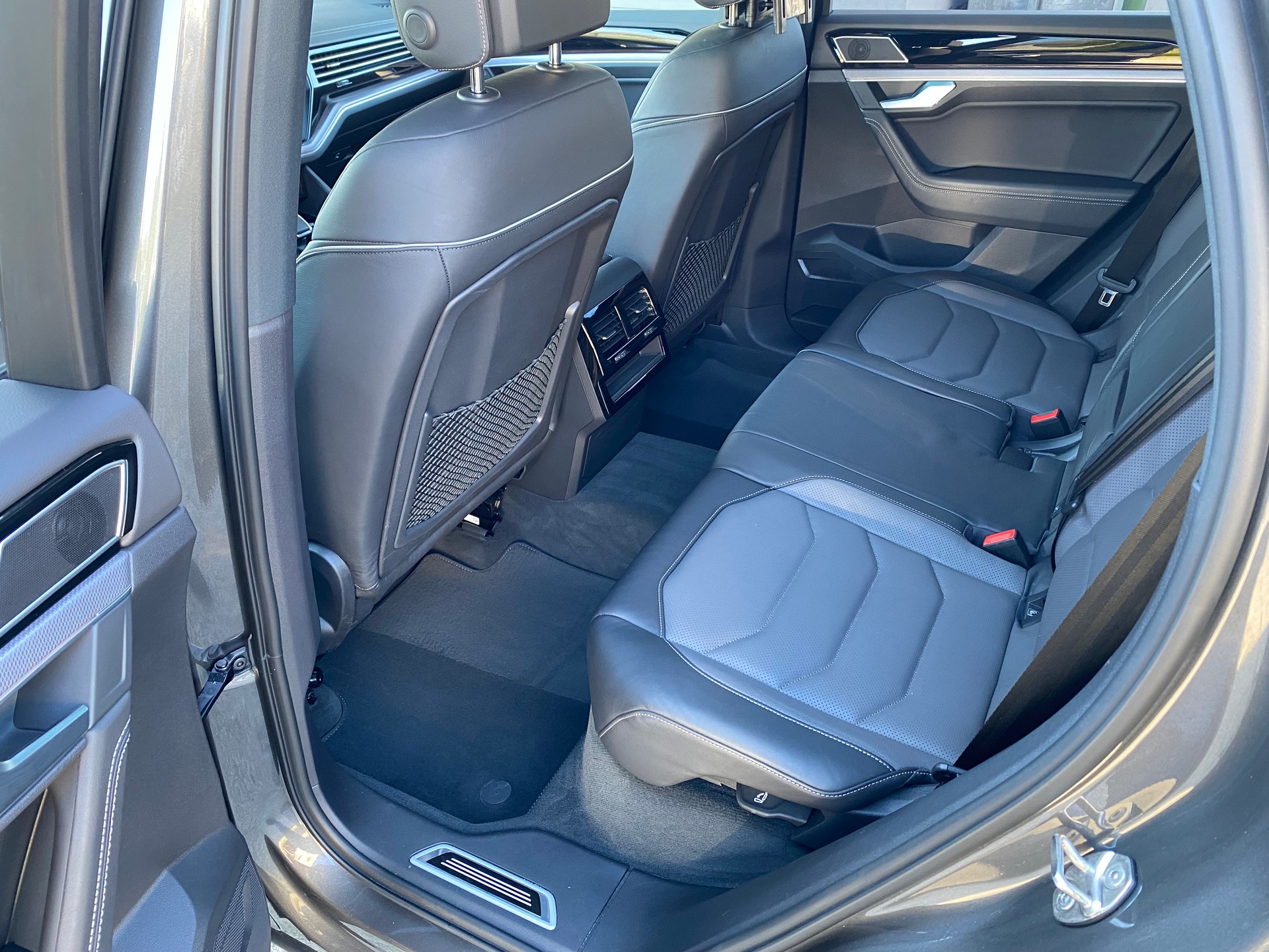 VW Touareg 3.0 TSI 340PS Black-Style R-Line 4x4 Tiptronic **Top-Ausstattung**-image-6