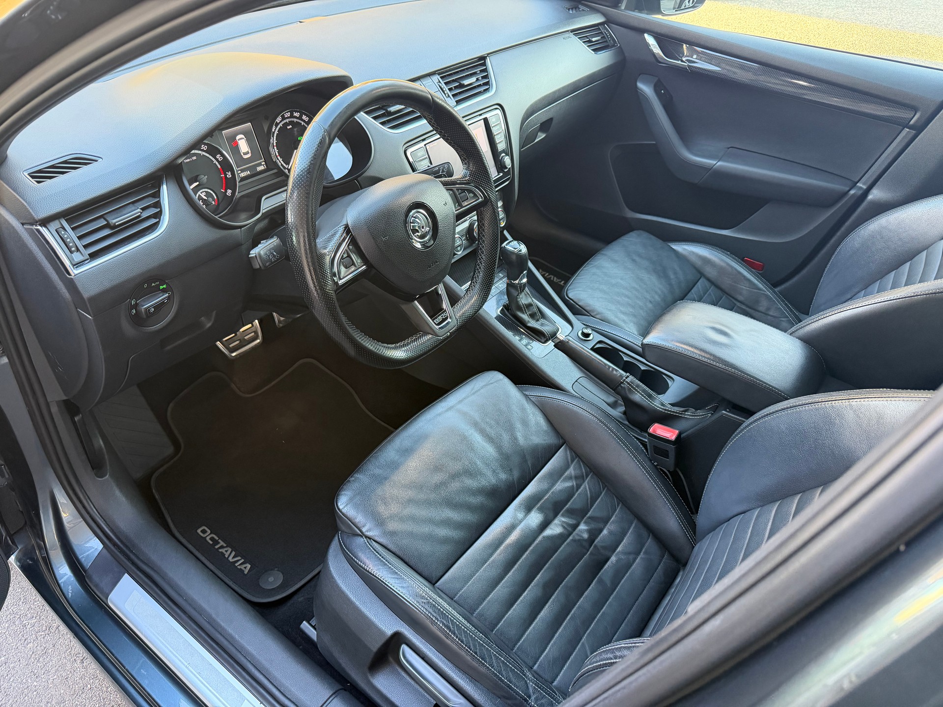 SKODA Octavia Combi 2.0 TSI RS DSG-image-5