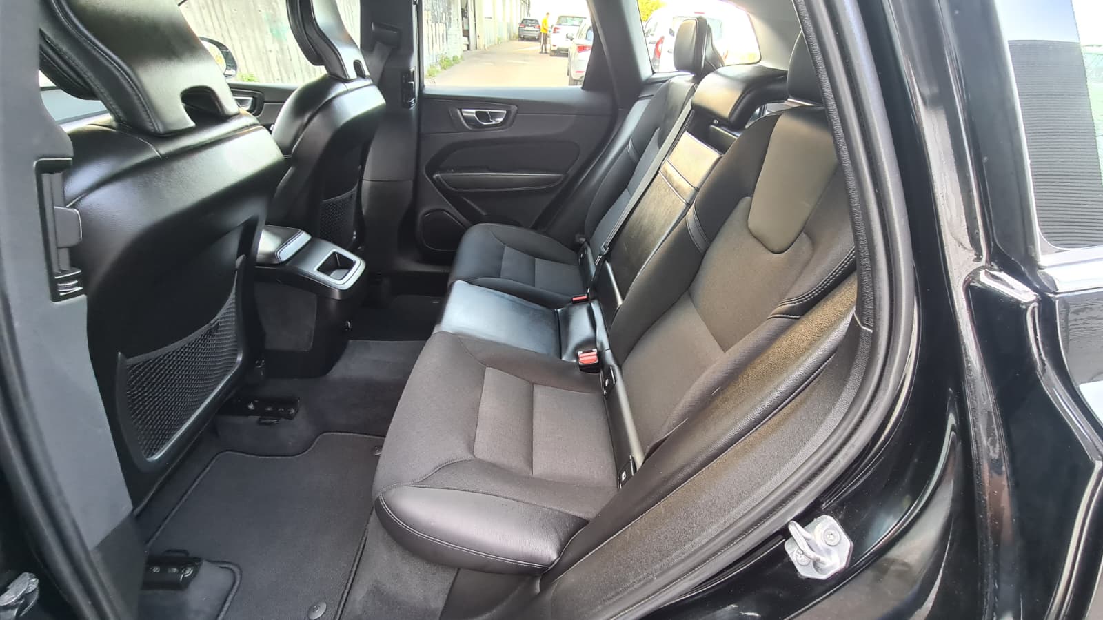 VOLVO XC60 D4 AWD Momentum ** CH-Fahrzeug mit Gratis Service Paket 150000 km oder 10 Jahre **-image-13