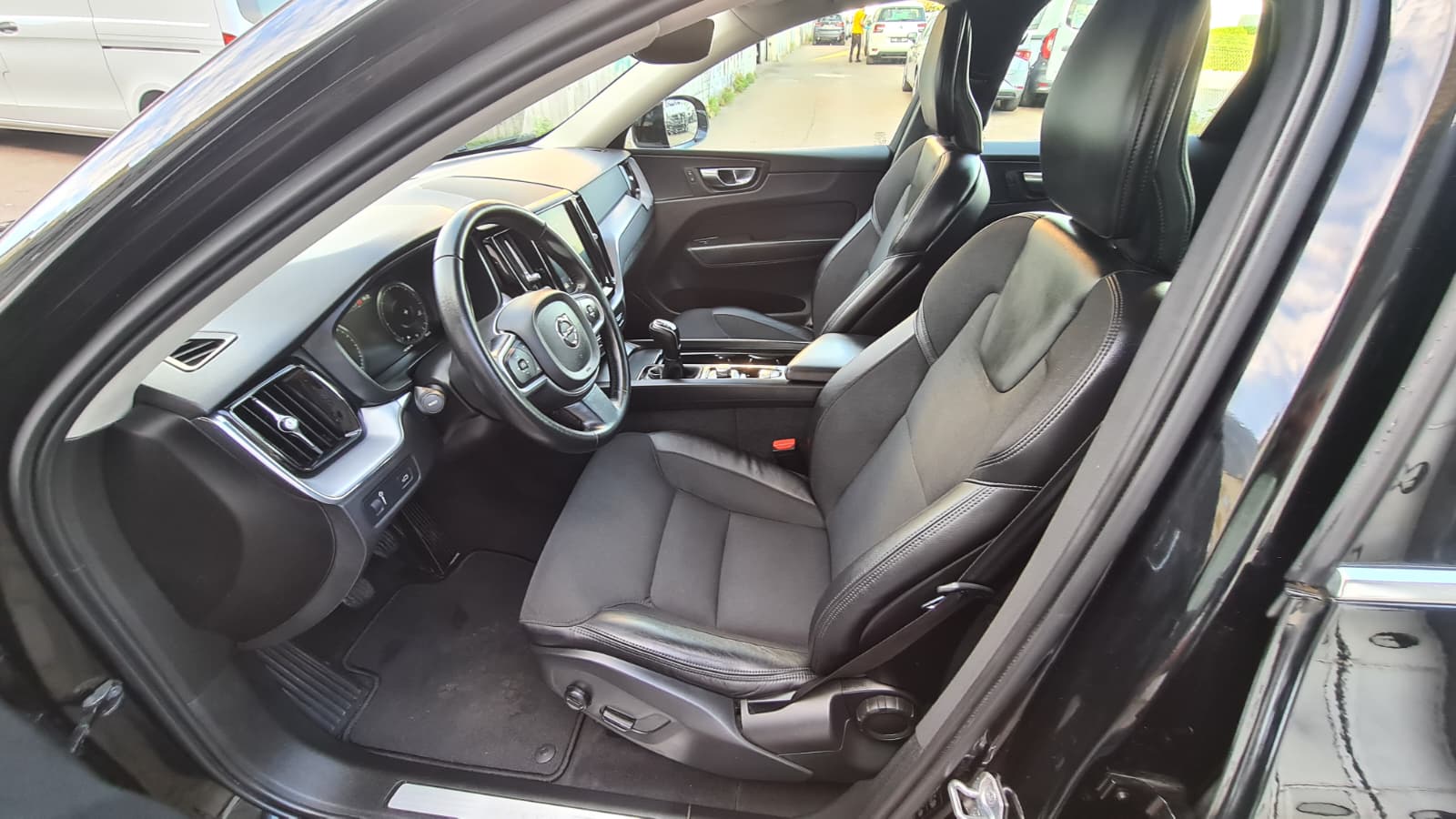 VOLVO XC60 D4 AWD Momentum ** CH-Fahrzeug mit Gratis Service Paket 150000 km oder 10 Jahre **-image-12