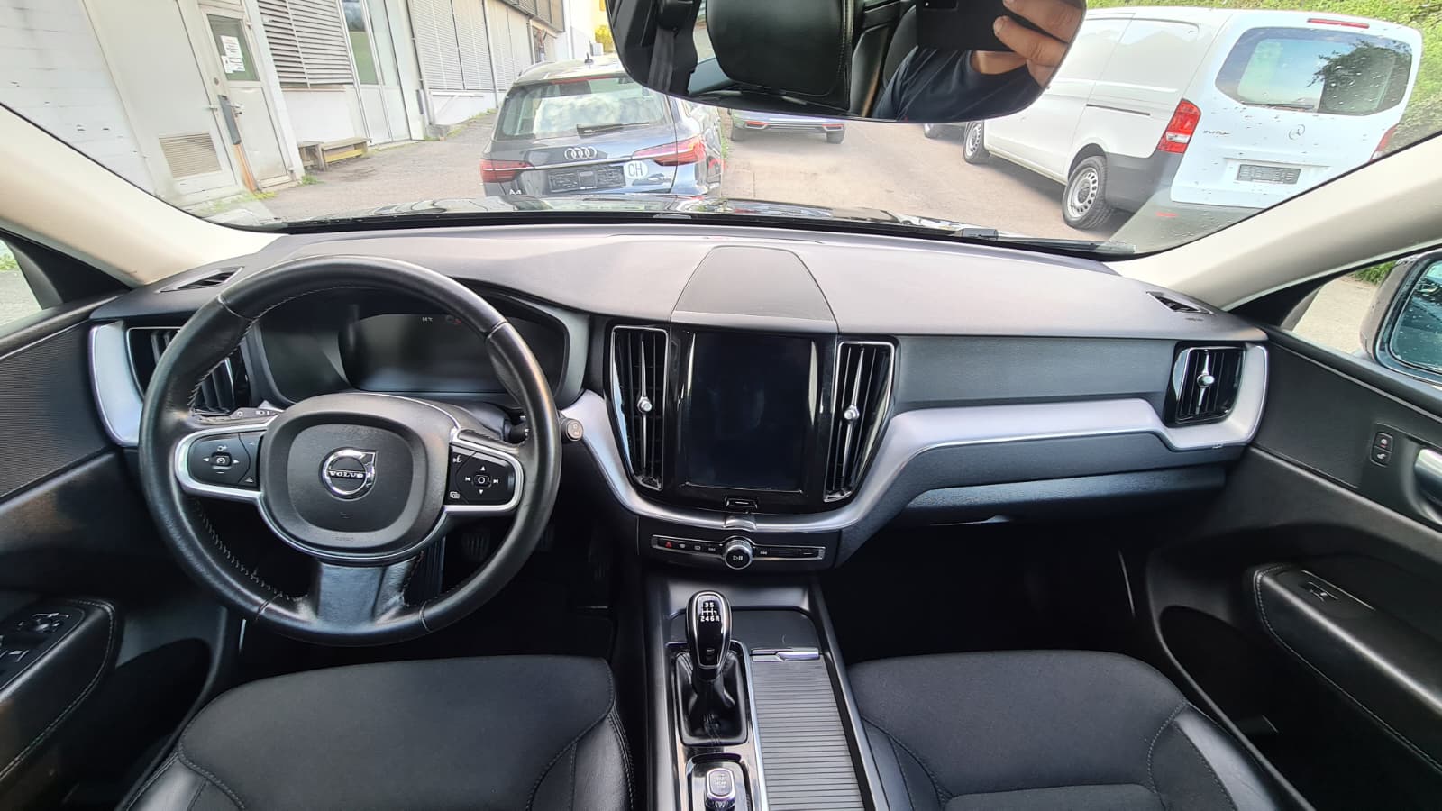 VOLVO XC60 D4 AWD Momentum ** CH-Fahrzeug mit Gratis Service Paket 150000 km oder 10 Jahre **-image-11
