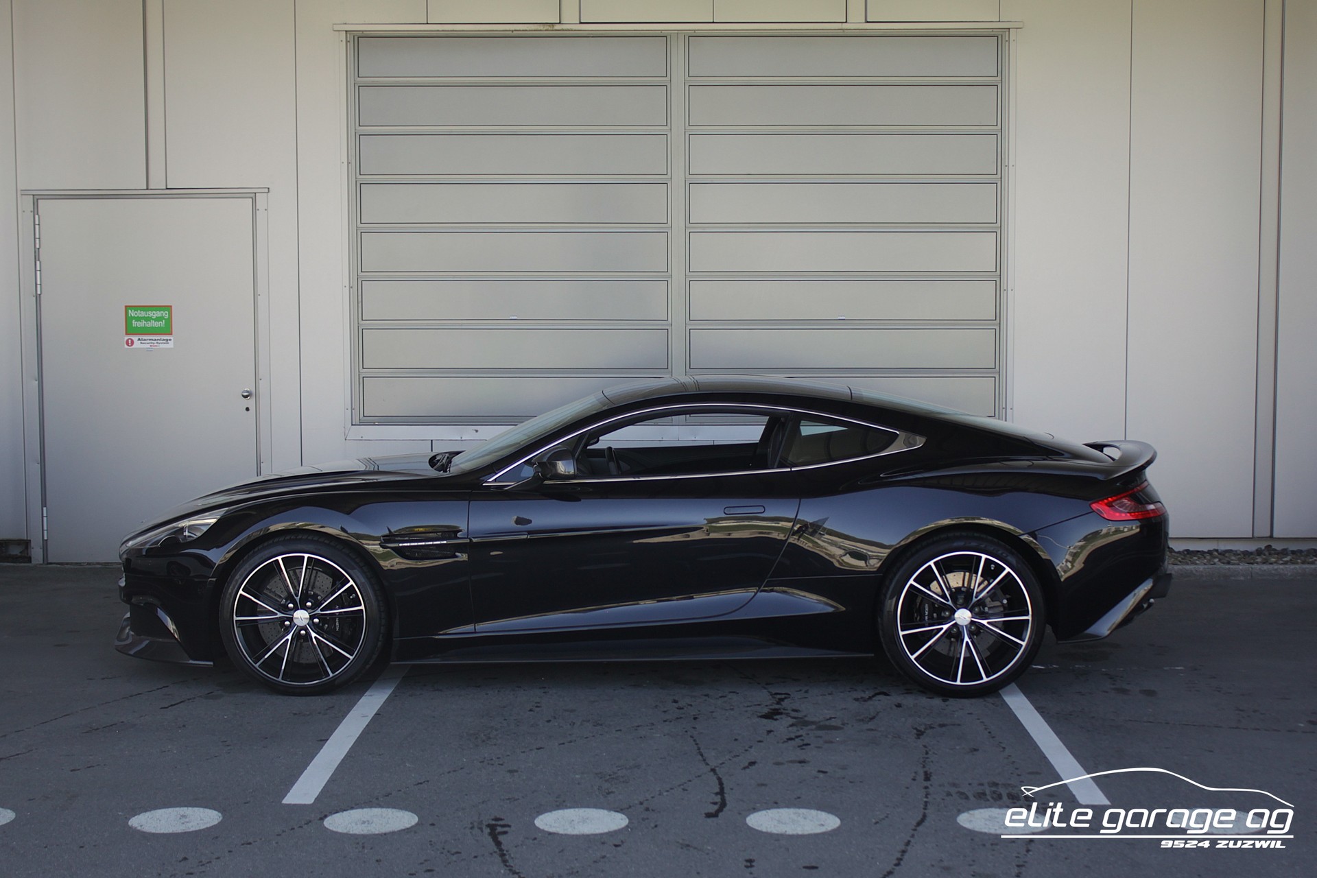 ASTON MARTIN Vanquish V12 5.9-48 Touchtronic 2-image-1
