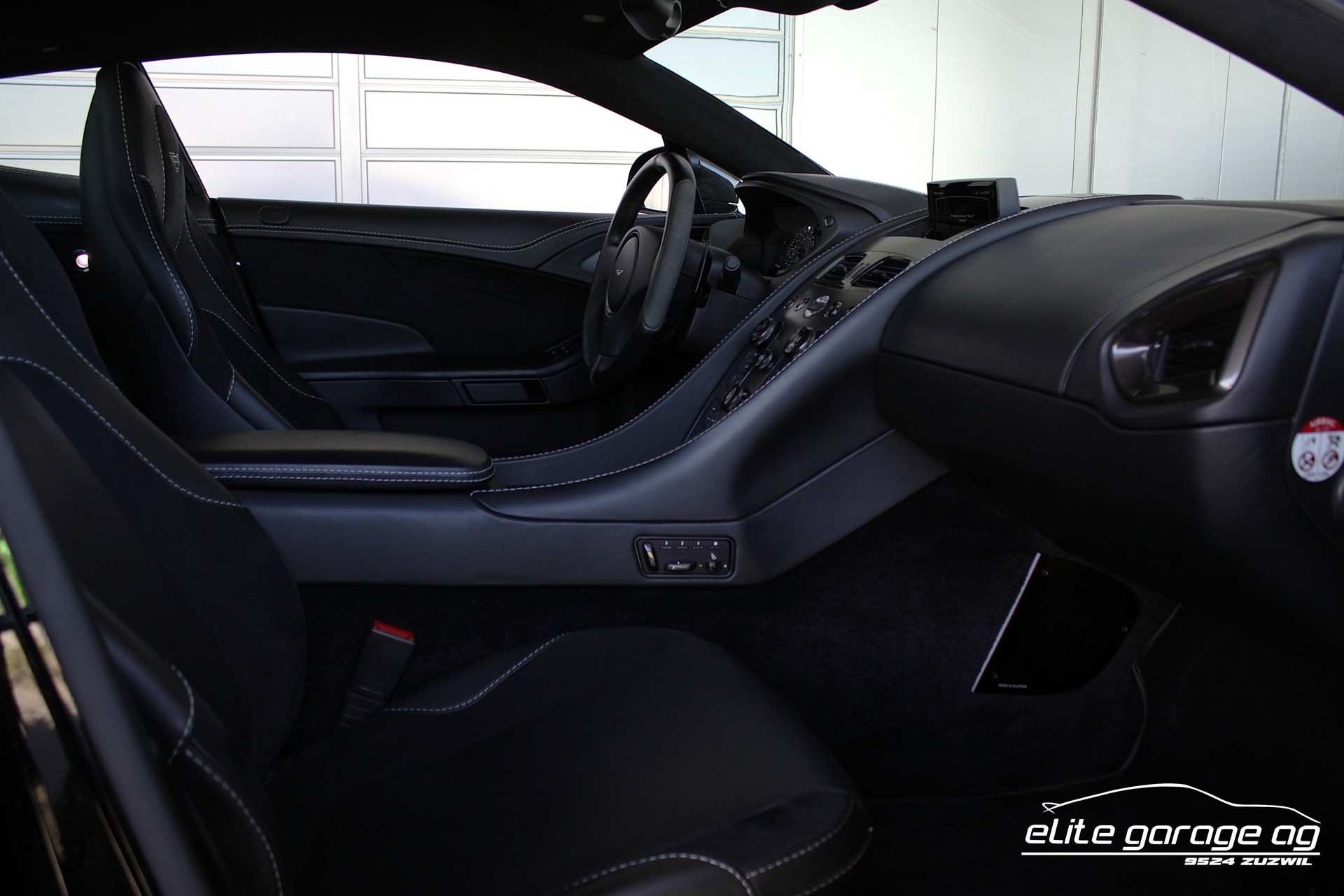 ASTON MARTIN Vanquish V12 5.9-48 Touchtronic 2-image-14