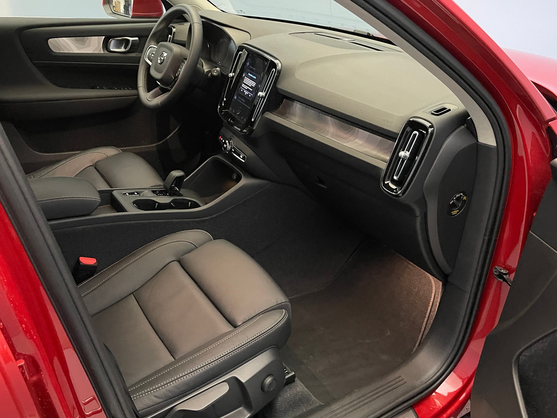 VOLVO XC40 T4 Twe Core Bright-image-10