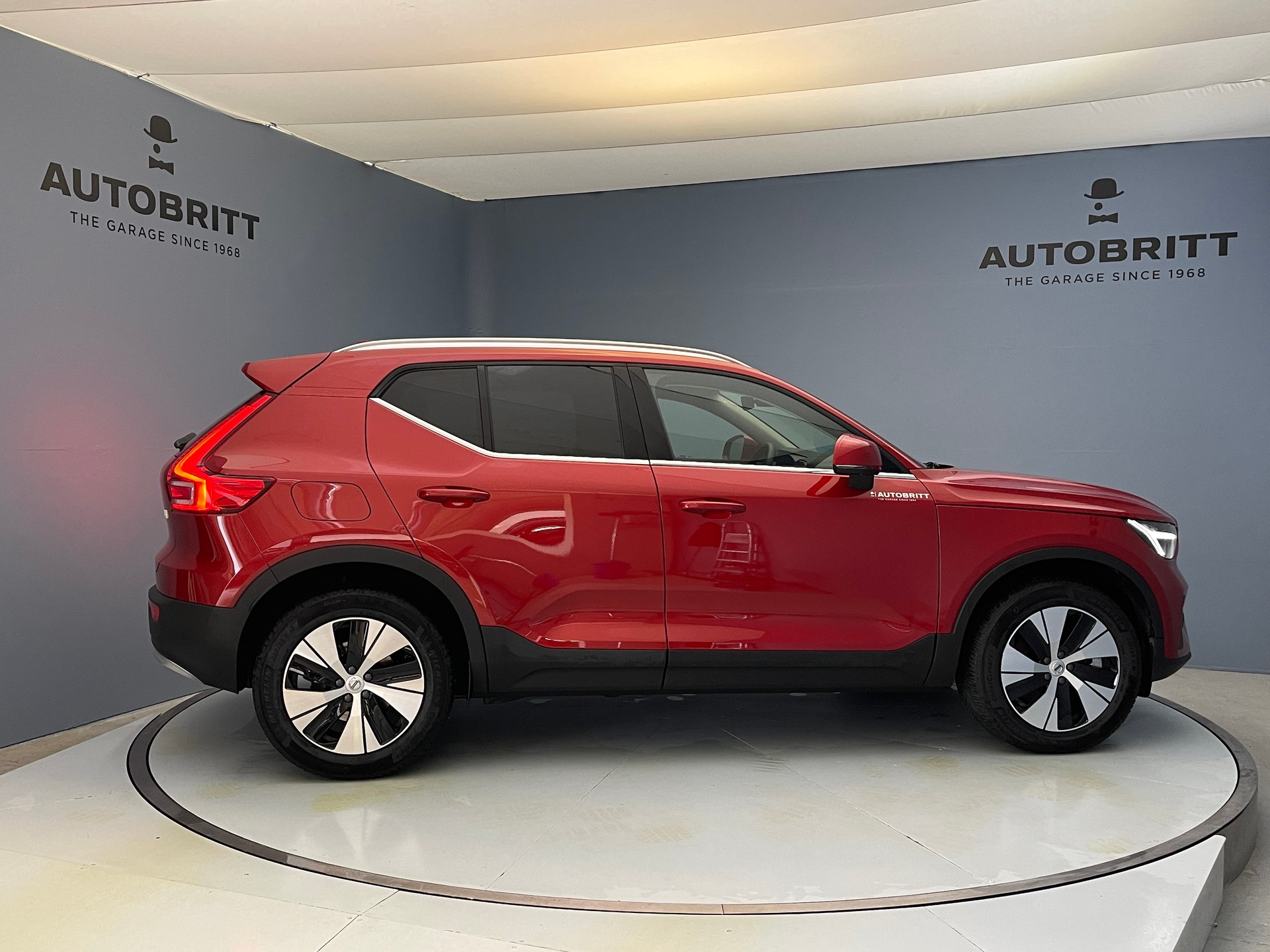 VOLVO XC40 T4 Twe Core Bright-image-2