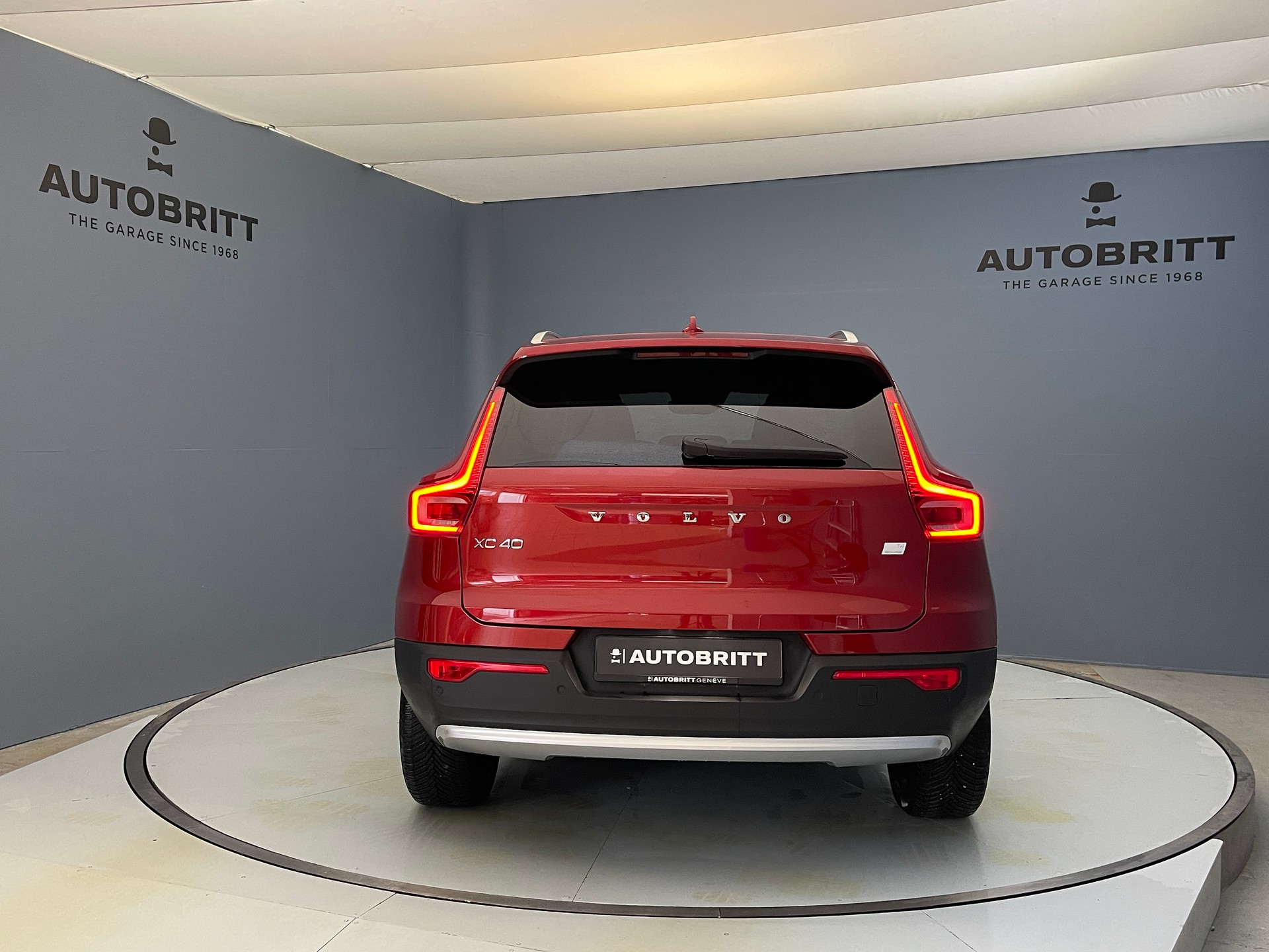 VOLVO XC40 T4 Twe Core Bright-image-1