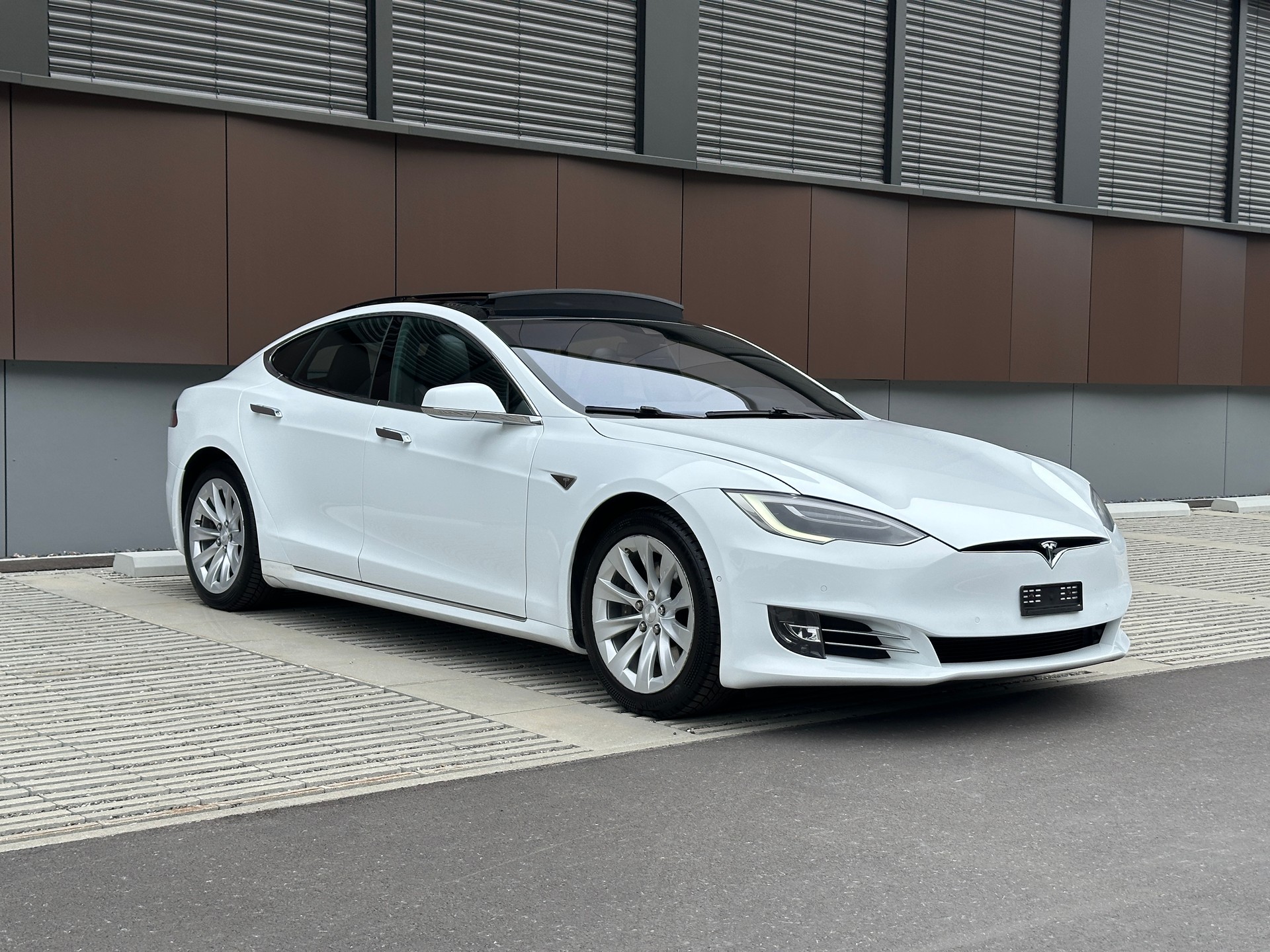TESLA Model S 60 *FREE SUPERCHARGING* *CCS-UPGRADE* *AUTOPILOT*-image-2