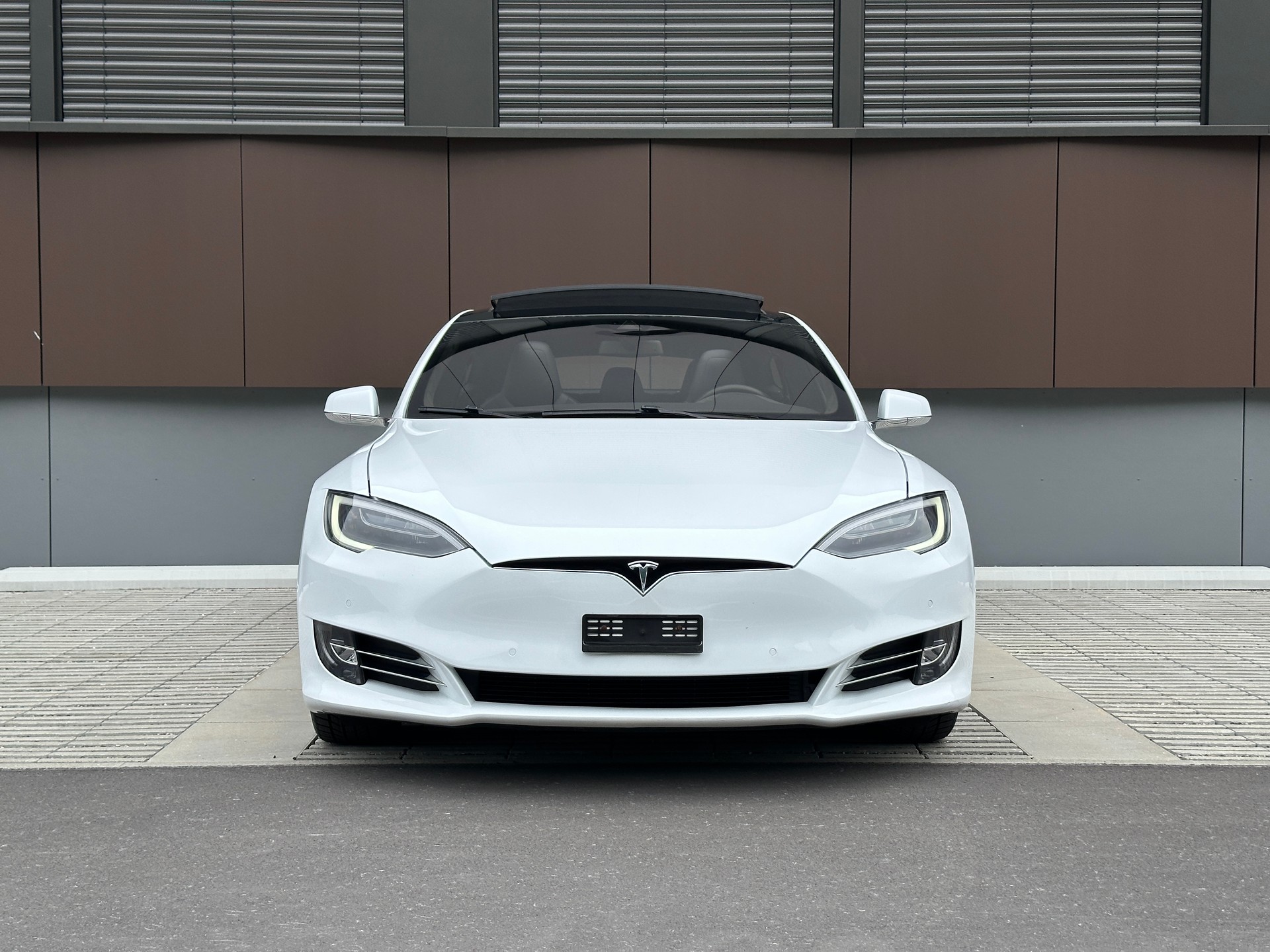 TESLA Model S 60 *FREE SUPERCHARGING* *CCS-UPGRADE* *AUTOPILOT*-image-1