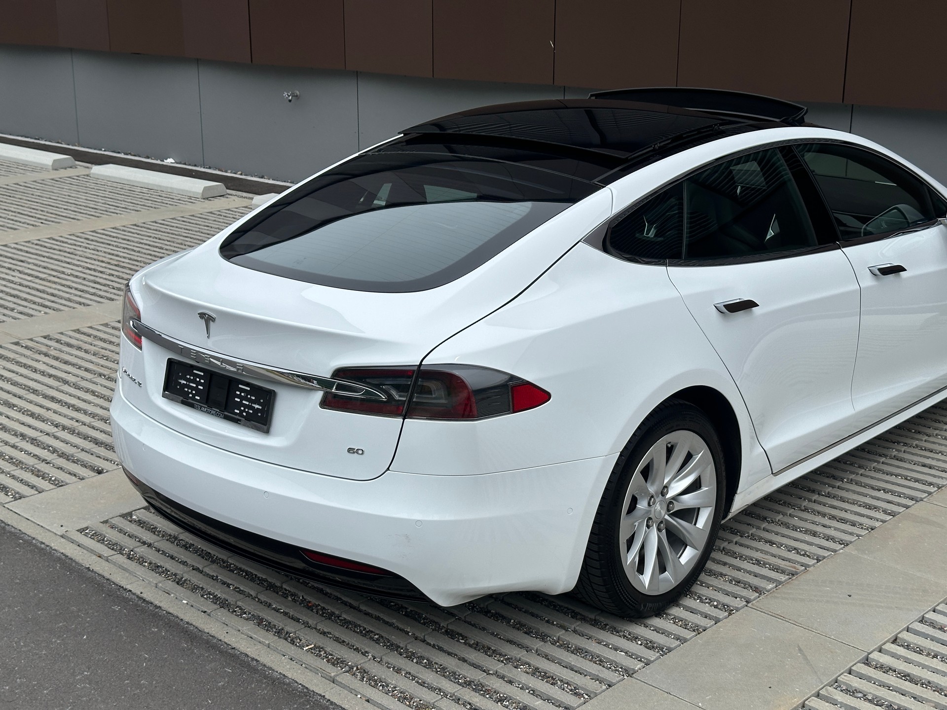 TESLA Model S 60 *FREE SUPERCHARGING* *CCS-UPGRADE* *AUTOPILOT*-image-28