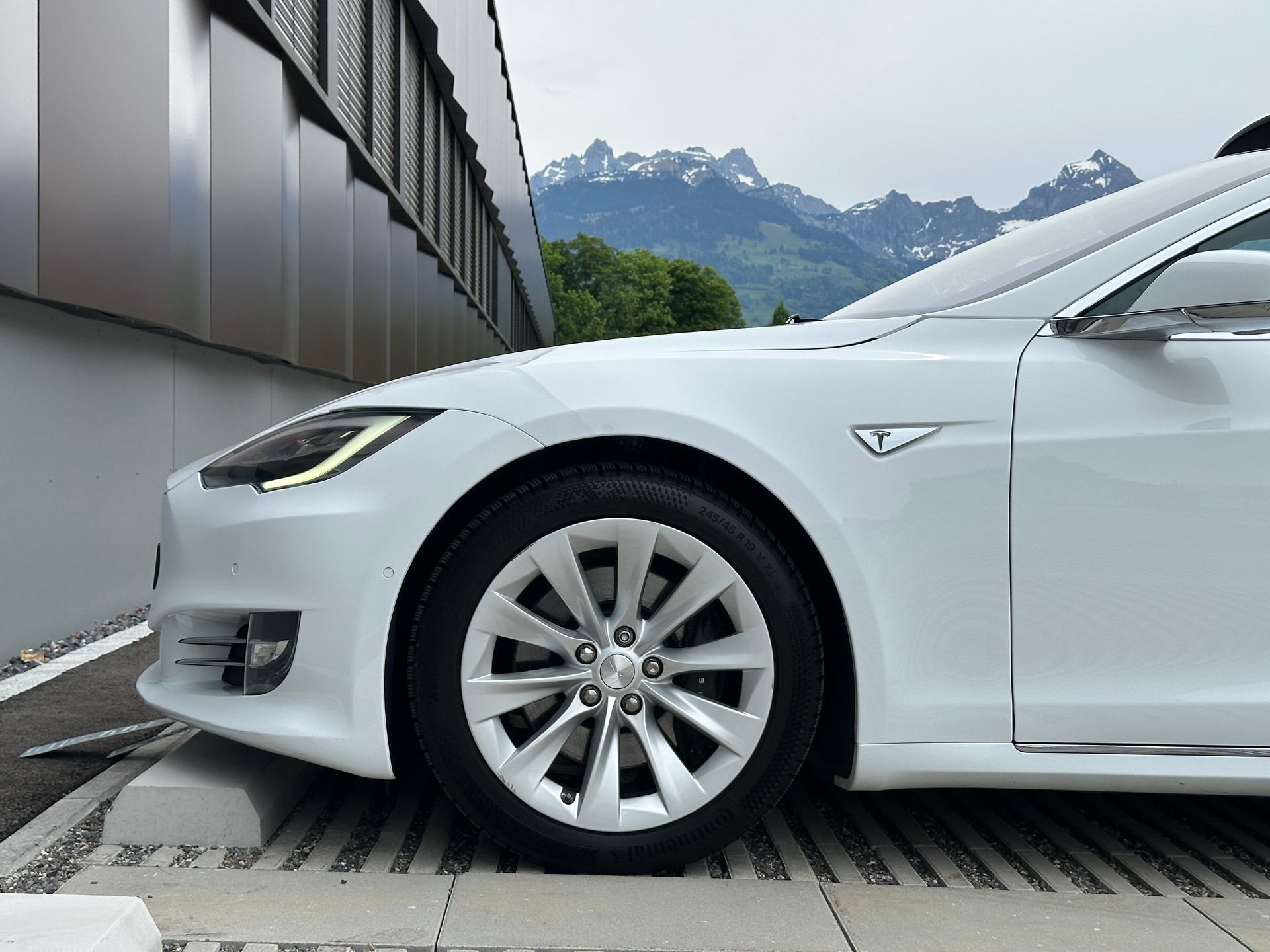 TESLA Model S 60 *FREE SUPERCHARGING* *CCS-UPGRADE* *AUTOPILOT*-image-9