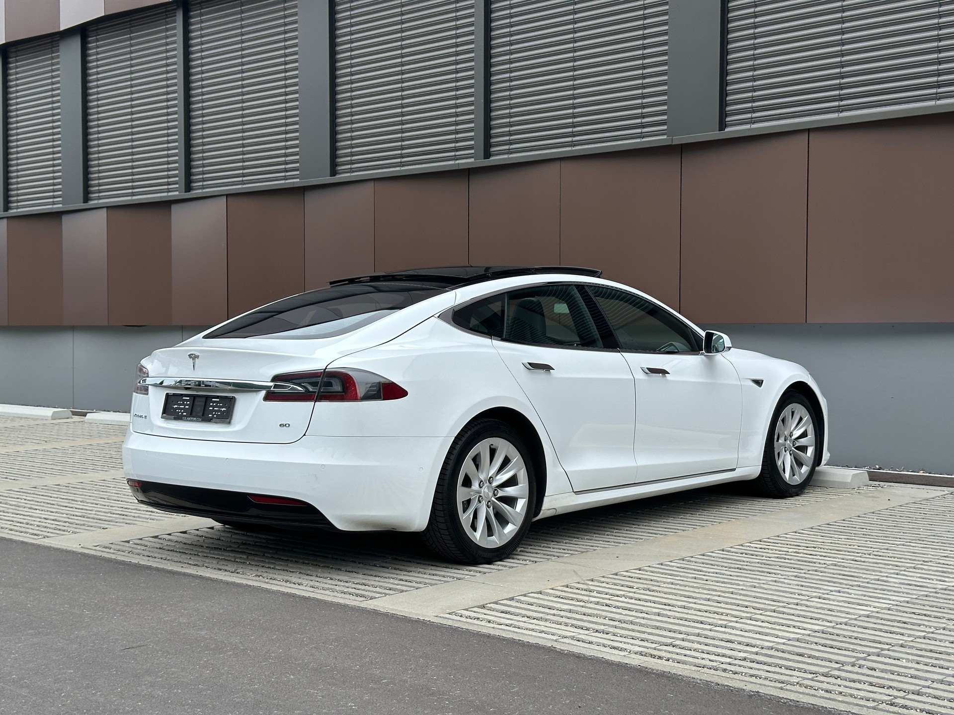 TESLA Model S 60 *FREE SUPERCHARGING* *CCS-UPGRADE* *AUTOPILOT*-image-3