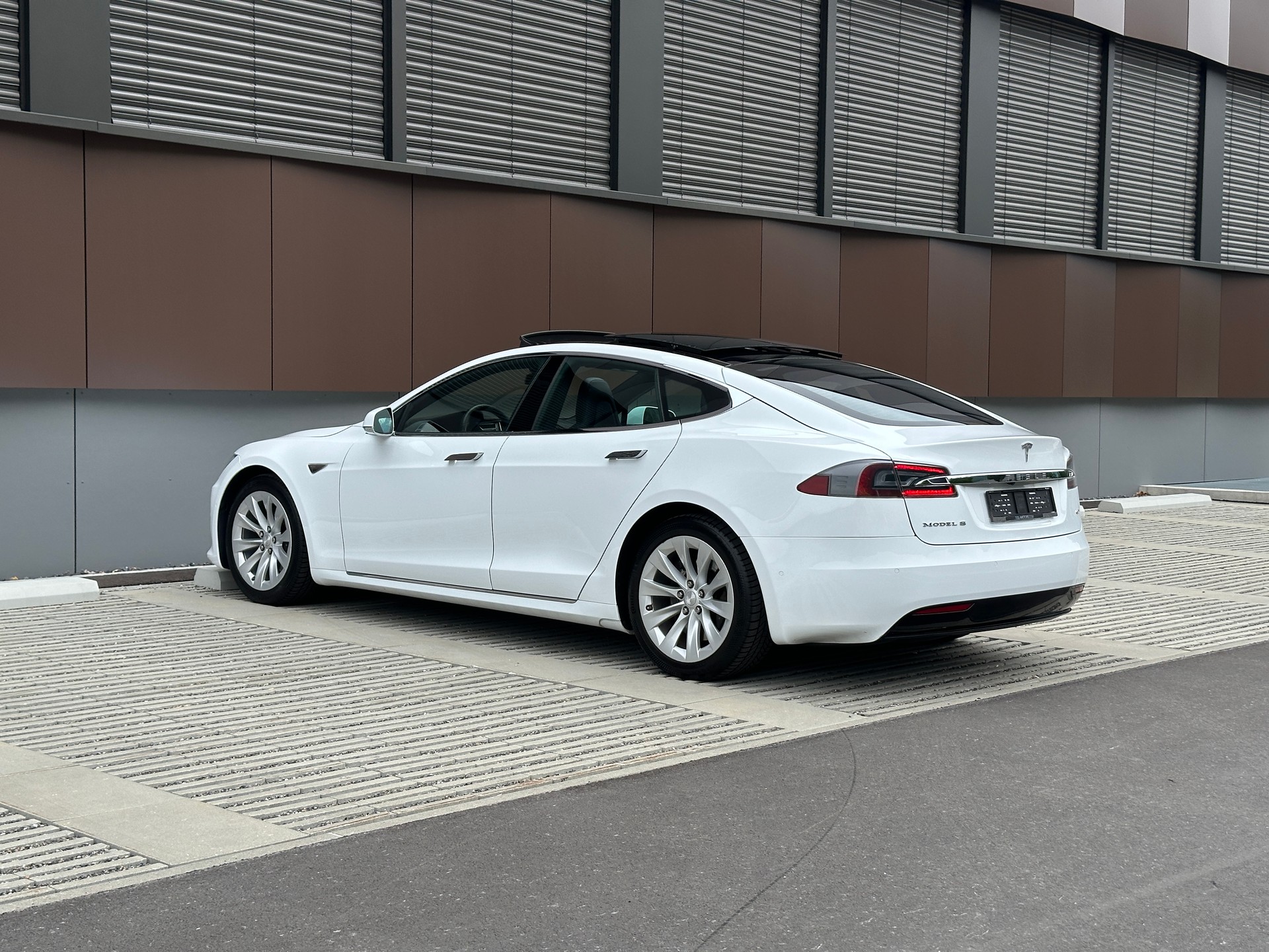 TESLA Model S 60 *FREE SUPERCHARGING* *CCS-UPGRADE* *AUTOPILOT*-image-5