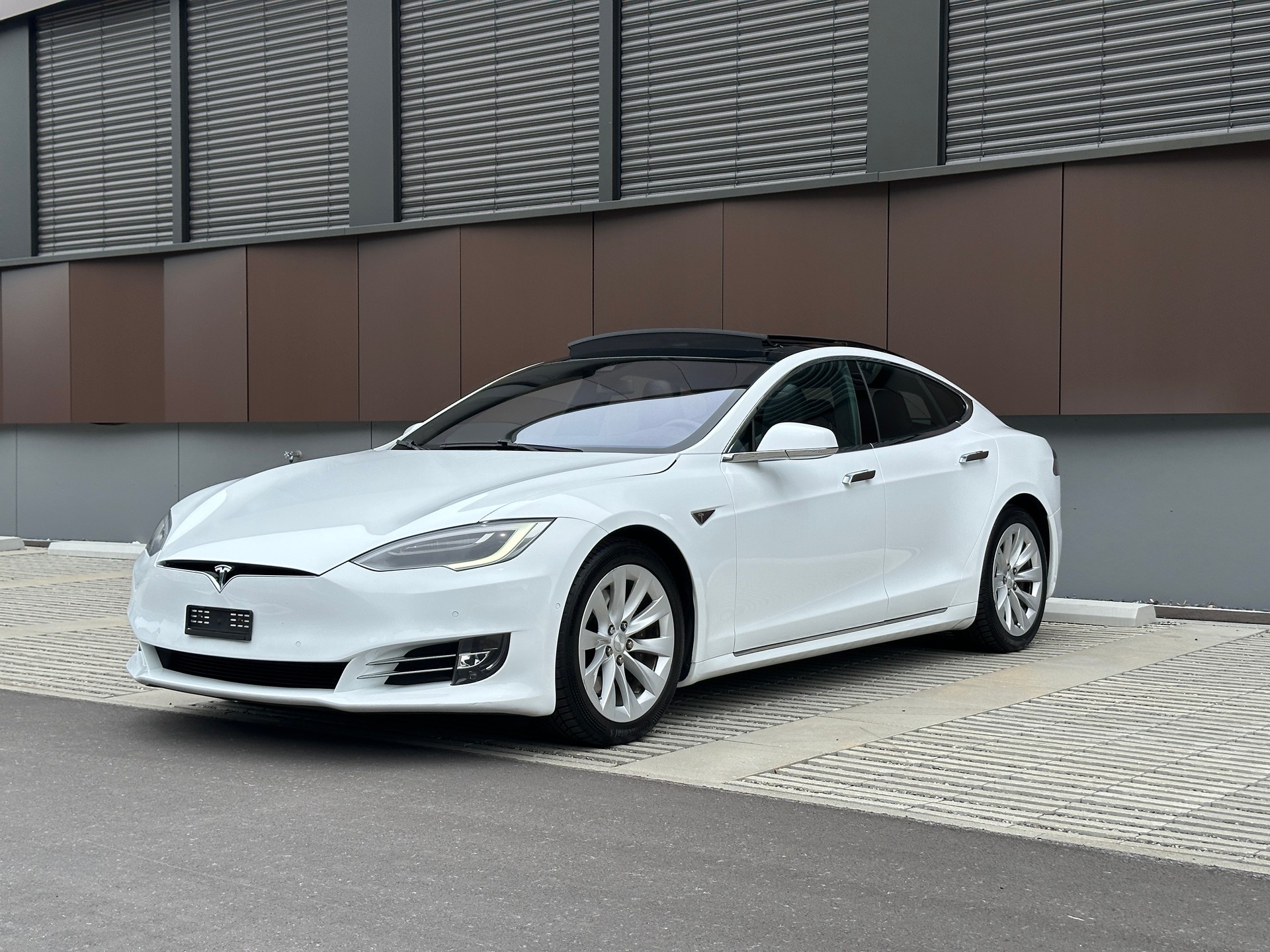 TESLA Model S 60 *FREE SUPERCHARGING* *CCS-UPGRADE* *AUTOPILOT*-image-0