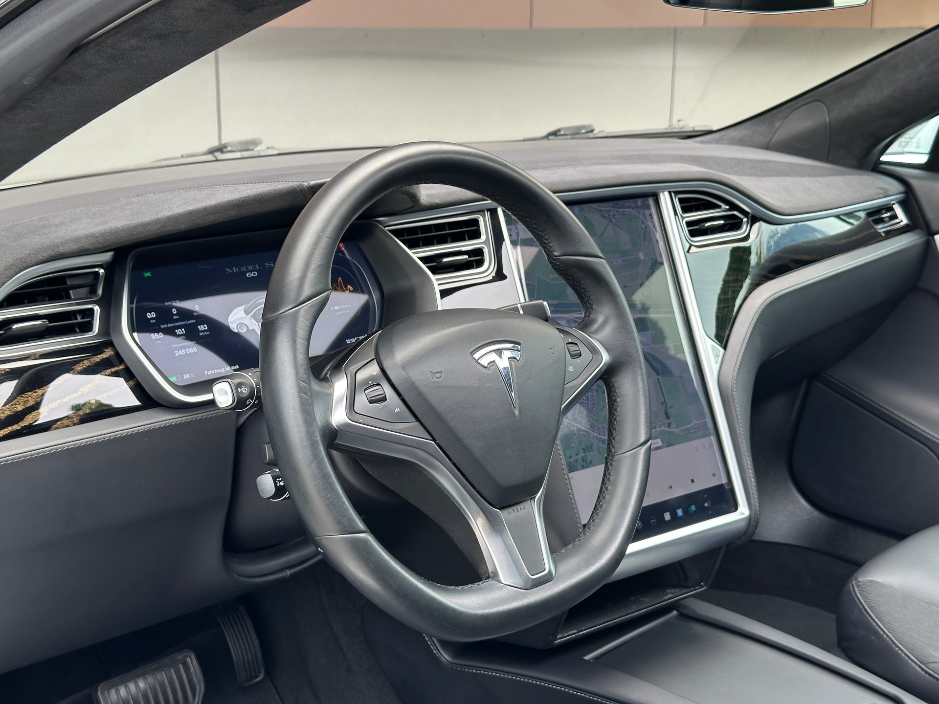 TESLA Model S 60 *FREE SUPERCHARGING* *CCS-UPGRADE* *AUTOPILOT*-image-10