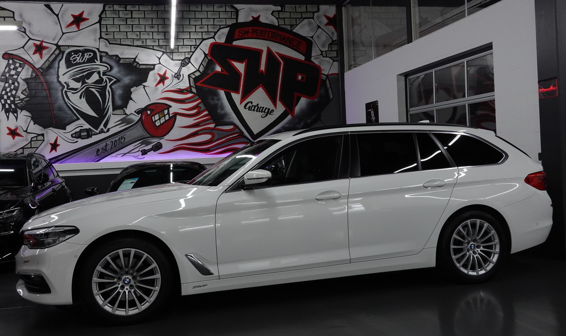 BMW 520d TOURING STEPTRONIC CH-FZ AHL 2000kg-showroom-element-1