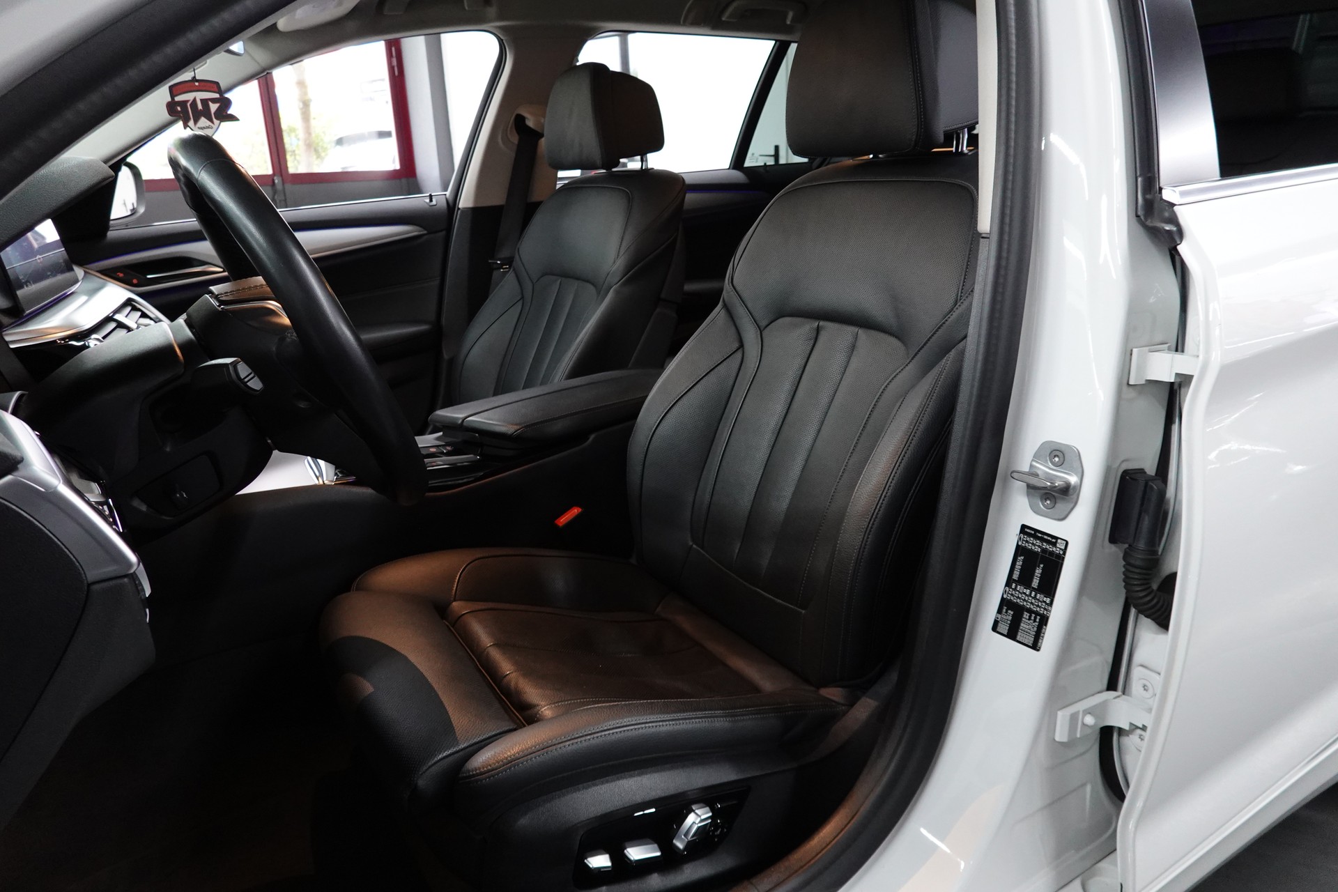 BMW 520d TOURING STEPTRONIC CH-FZ AHL 2000kg-image-32