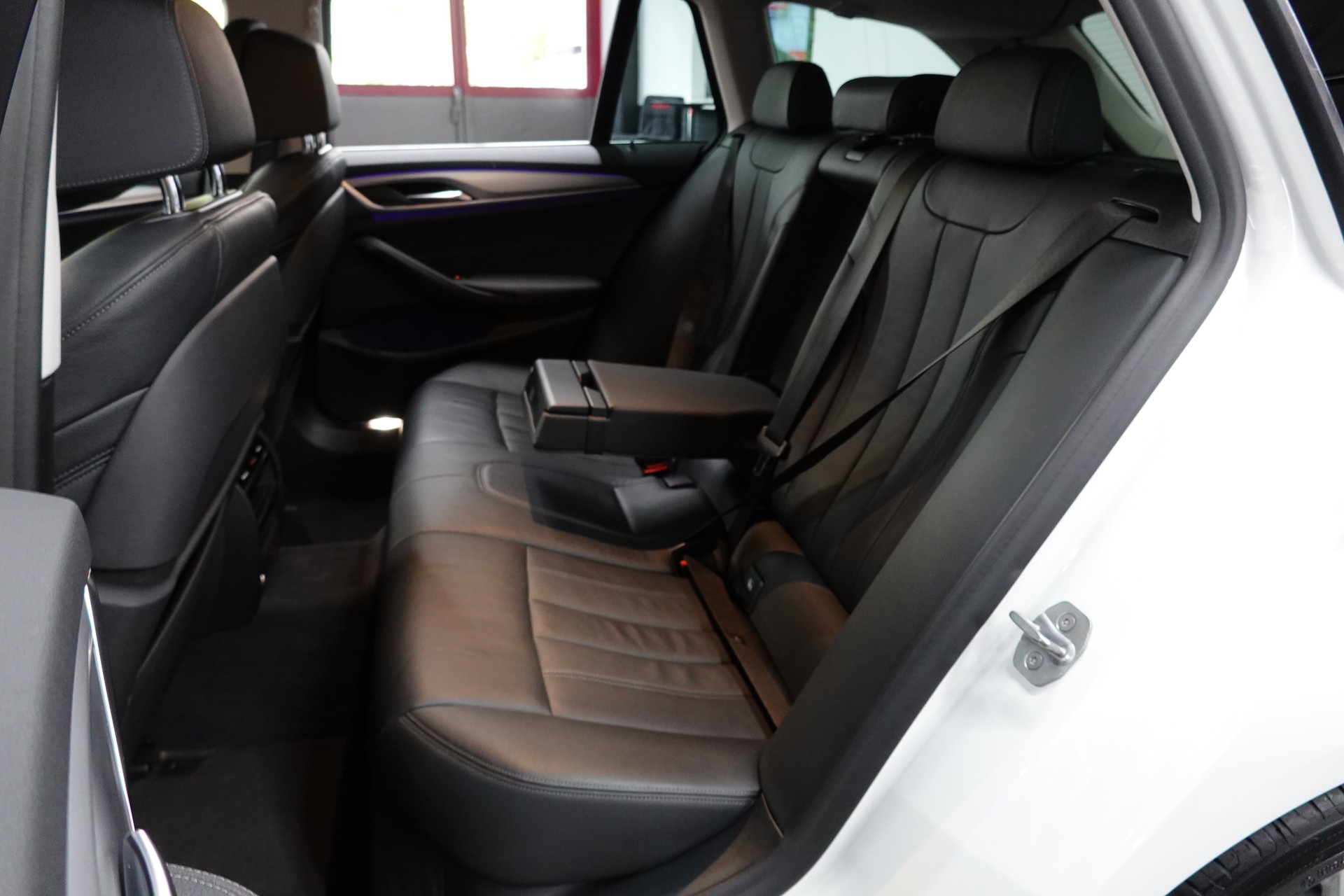 BMW 520d TOURING STEPTRONIC CH-FZ AHL 2000kg-image-34