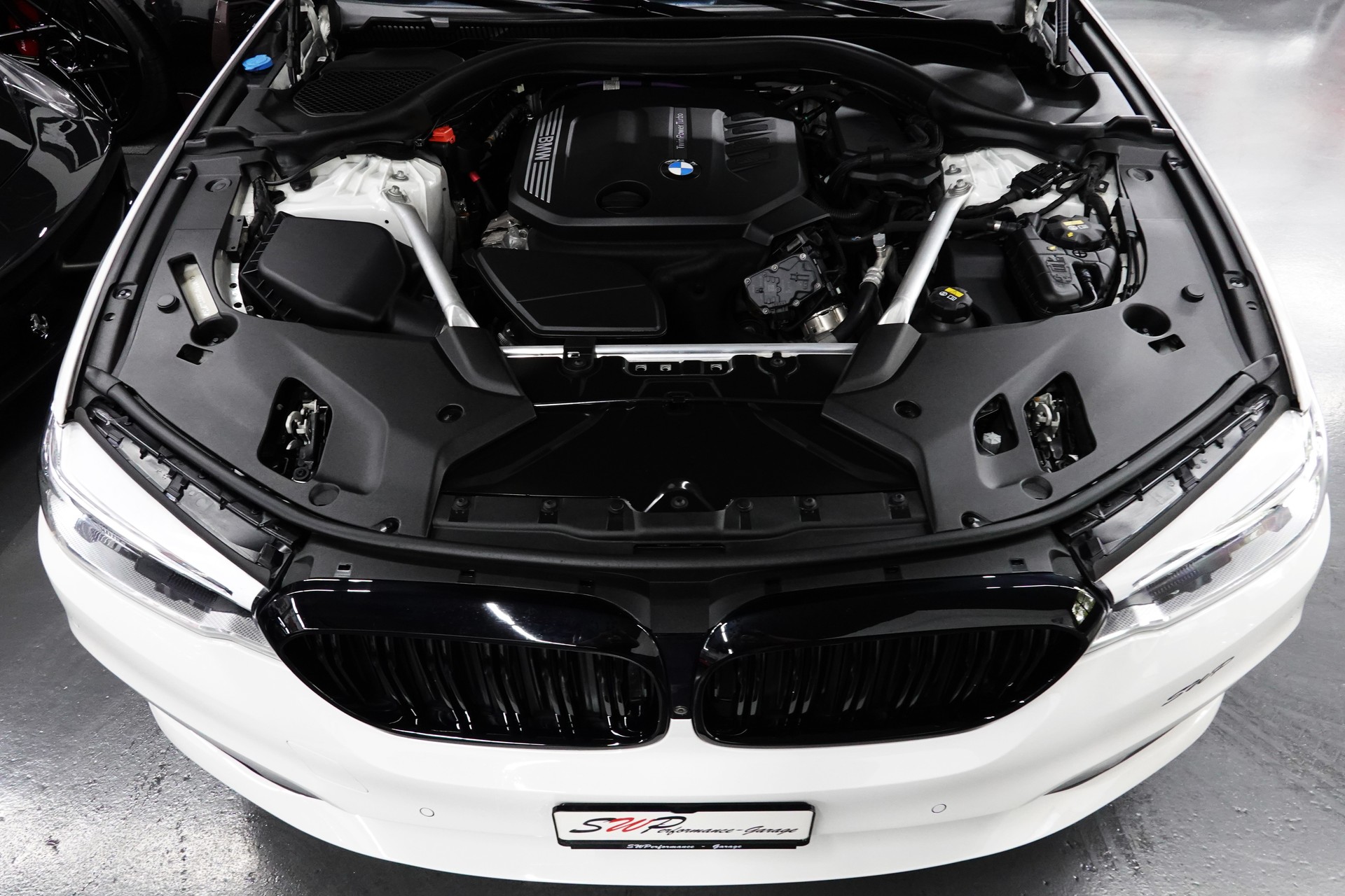 BMW 520d TOURING STEPTRONIC CH-FZ AHL 2000kg-showroom-element-3