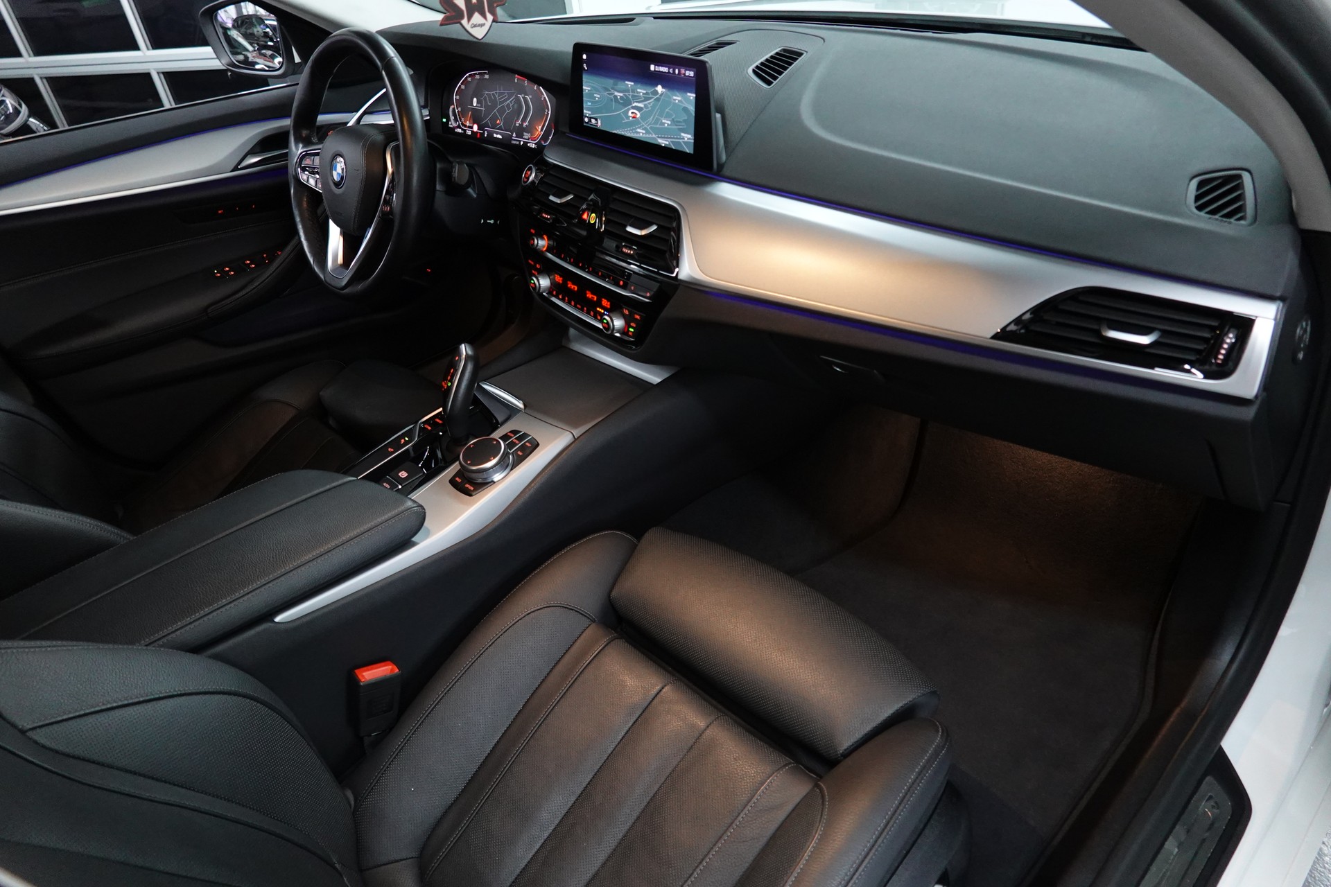 BMW 520d TOURING STEPTRONIC CH-FZ AHL 2000kg-image-40
