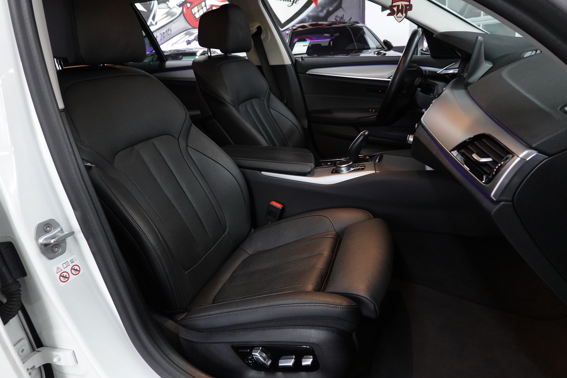 BMW 520d TOURING STEPTRONIC CH-FZ AHL 2000kg-image-38