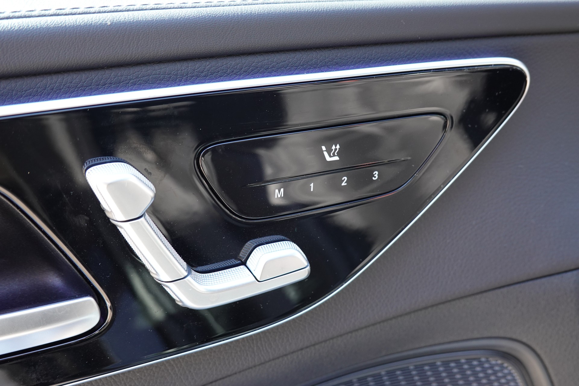 MERCEDES-BENZ C 300e AMG Line - "Pack AMG Int & Exté * Pack Nuit * Pack Mémoire * CH Auto"-image-21