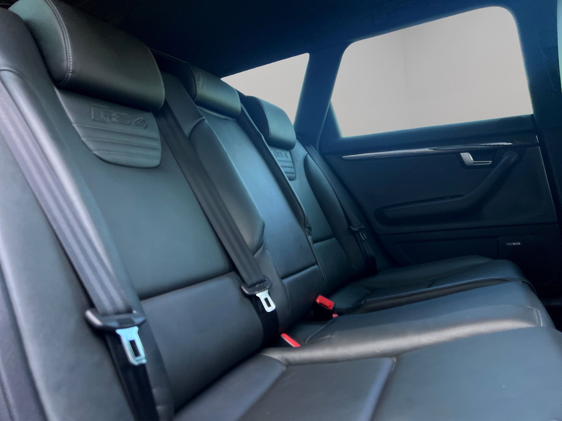 AUDI RS4 Avant 4.2 V8 quattro-image-23