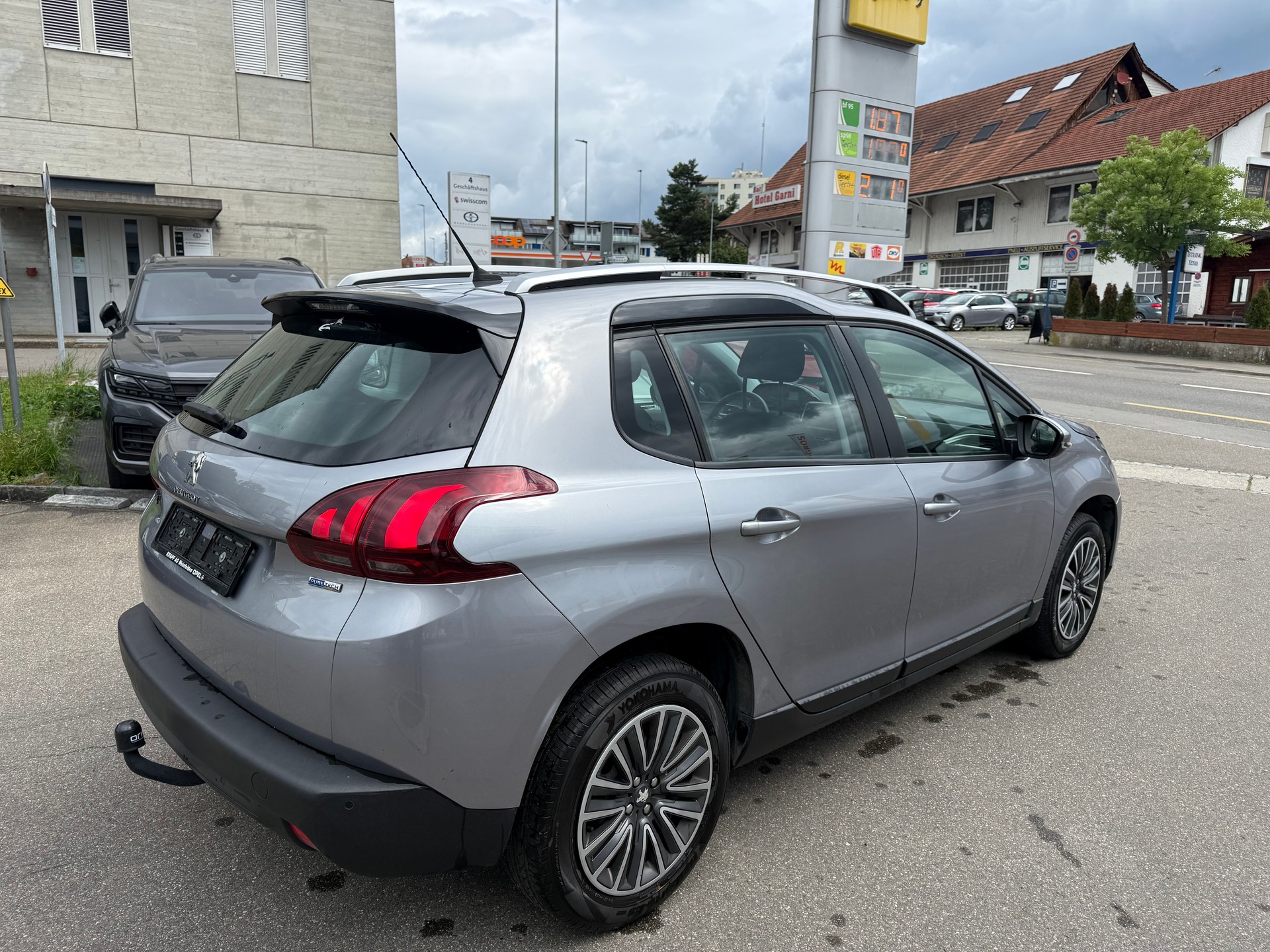 PEUGEOT 2008 1.2 PureTech Allure EAT6-image-5