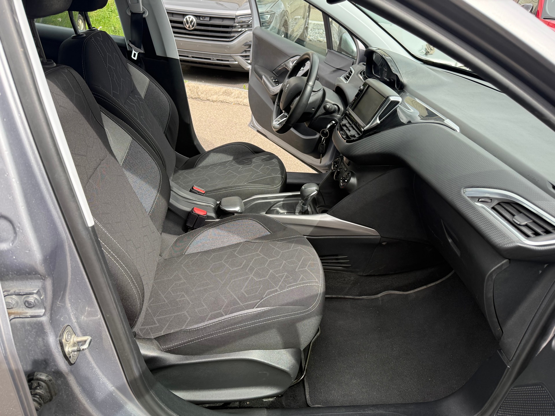 PEUGEOT 2008 1.2 PureTech Allure EAT6-image-9