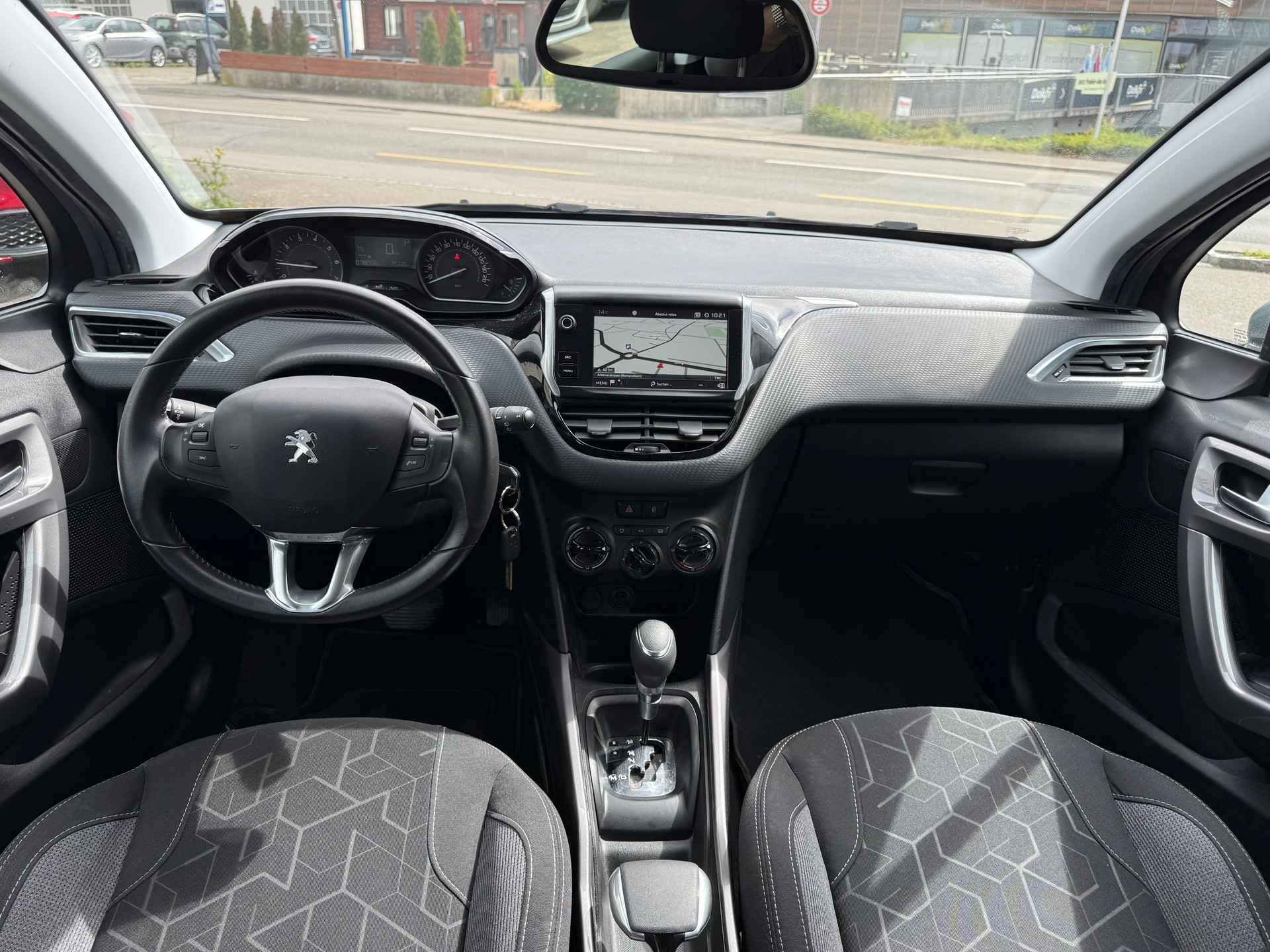 PEUGEOT 2008 1.2 PureTech Allure EAT6-image-6