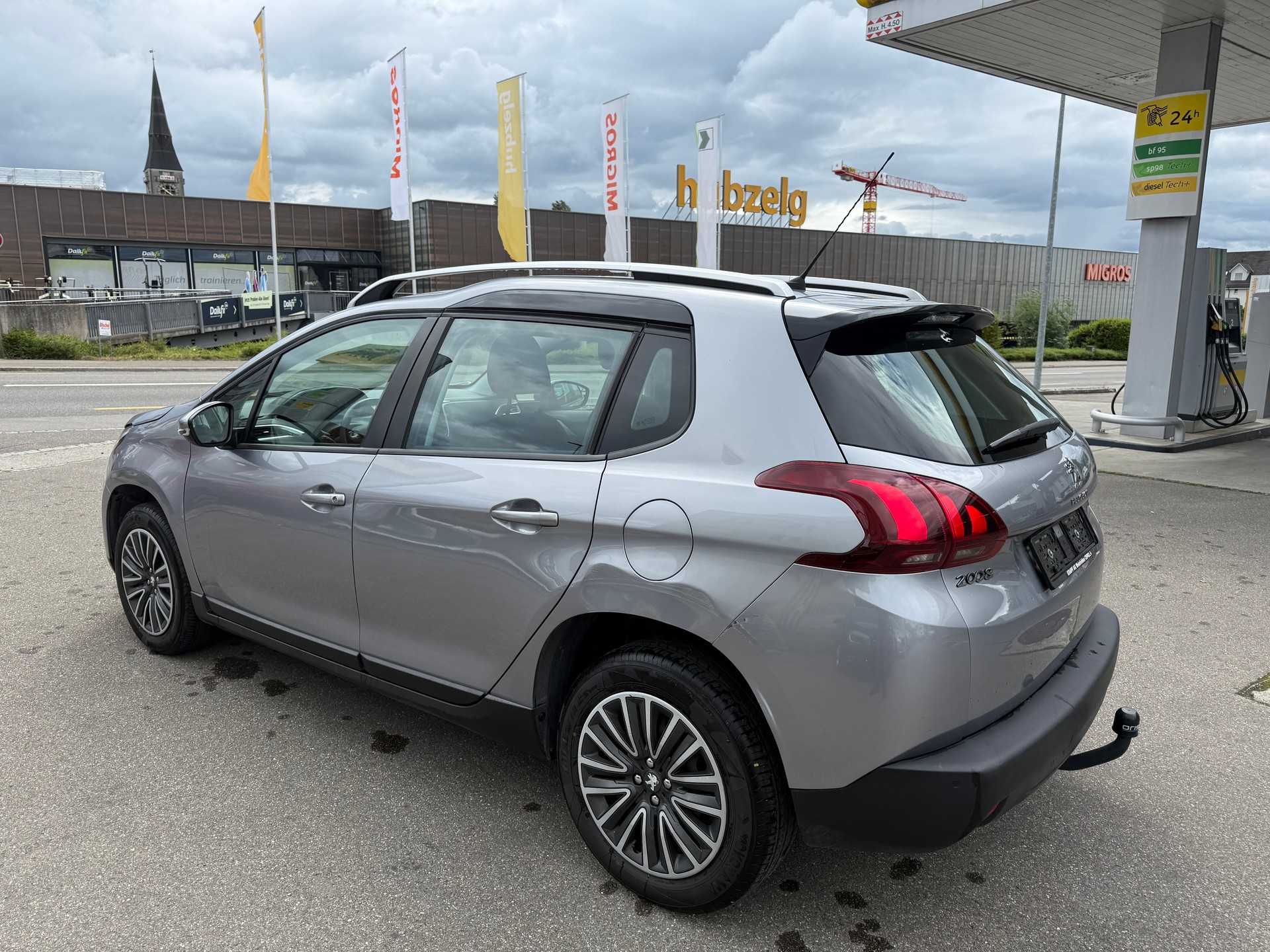 PEUGEOT 2008 1.2 PureTech Allure EAT6-image-4