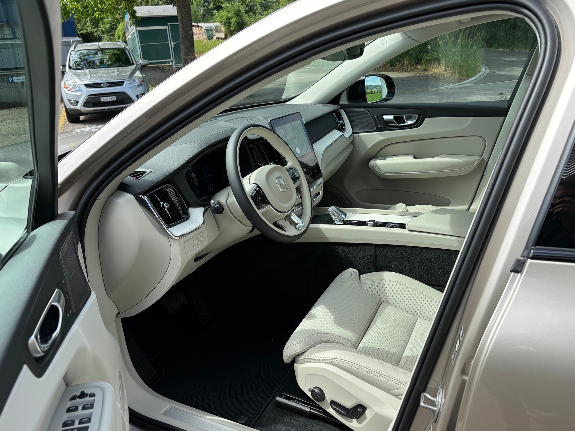 VOLVO XC60 2.0 T8 TE Ultra Dark eAWD-image-2