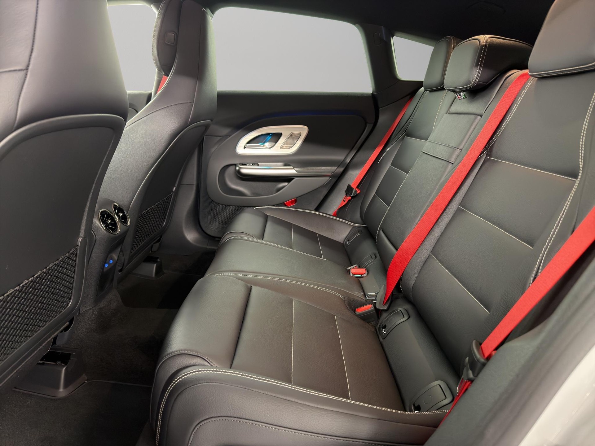 MERCEDES-BENZ CLA 220 4-Matic Shooting Brake-image-9