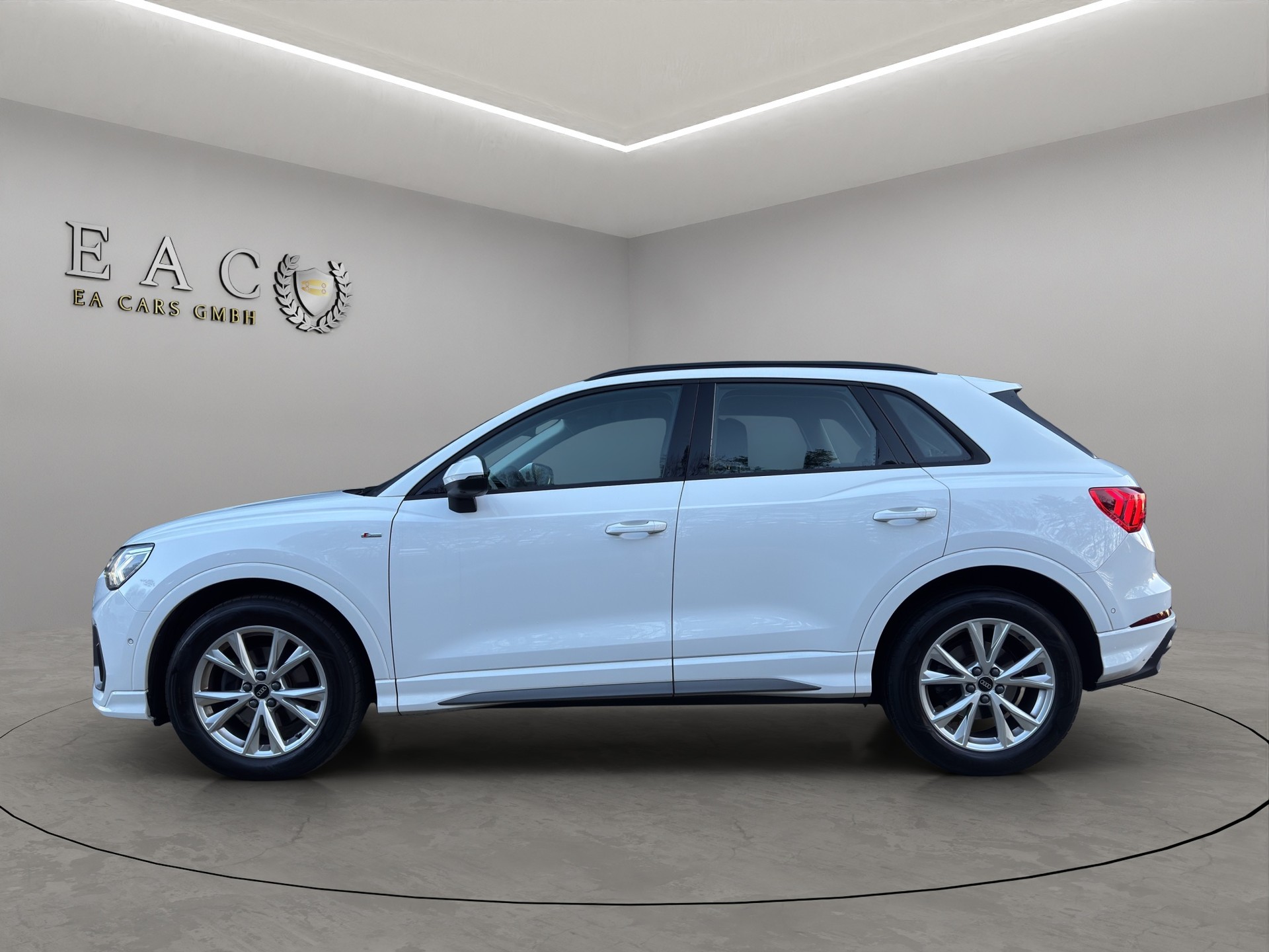AUDI Q3 35 TDI S line quattro S-tronic-image-1