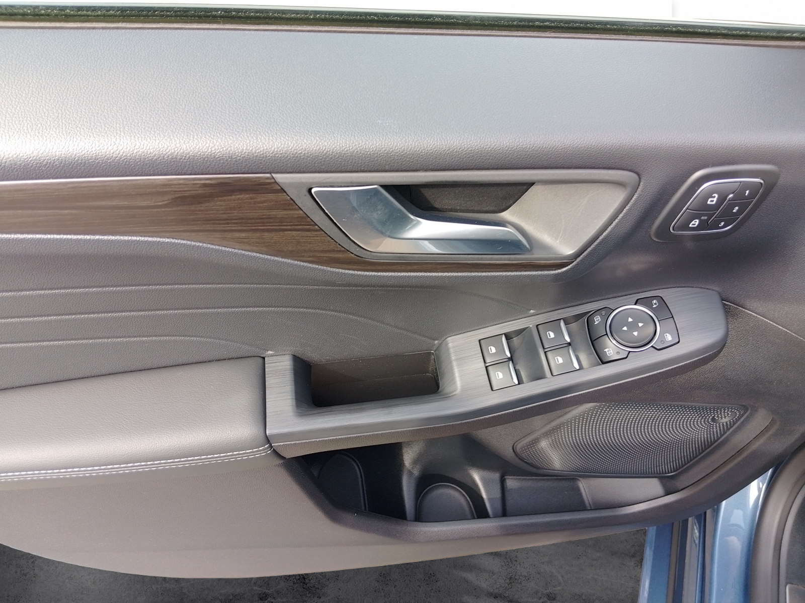 FORD Kuga 2.5 Plug-in Hybrid Vignale 224 PS-image-12