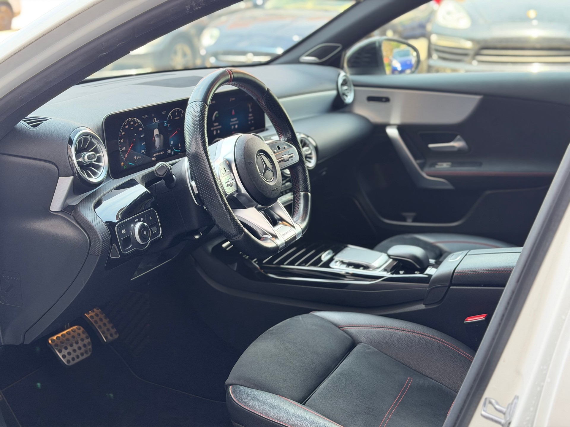 MERCEDES-BENZ A 35 AMG 4Matic Speedshift-image-6