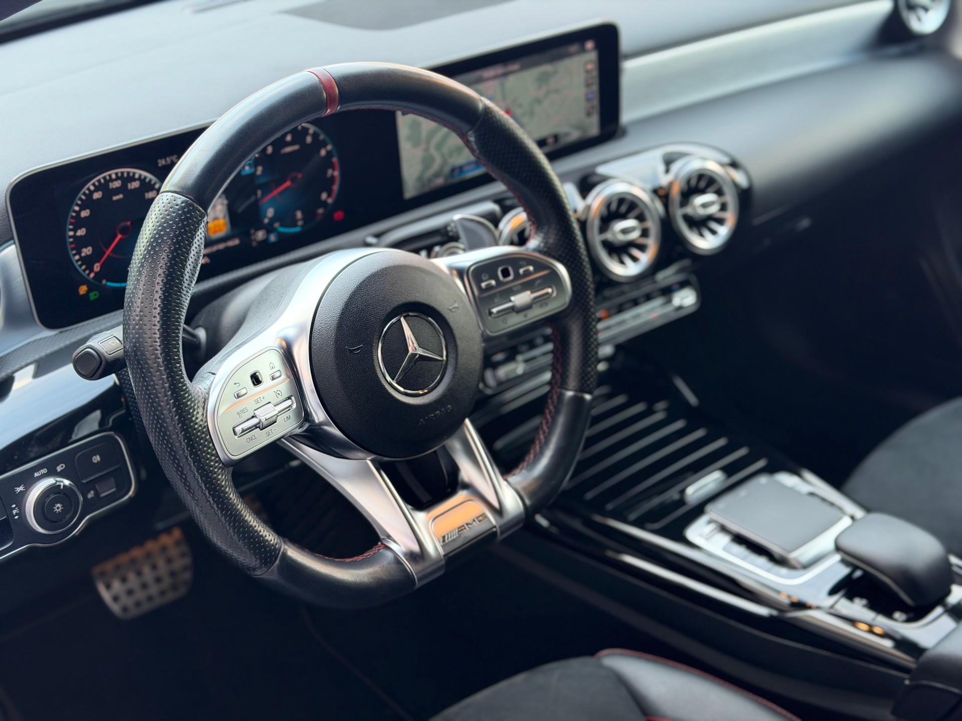 MERCEDES-BENZ A 35 AMG 4Matic Speedshift-image-12